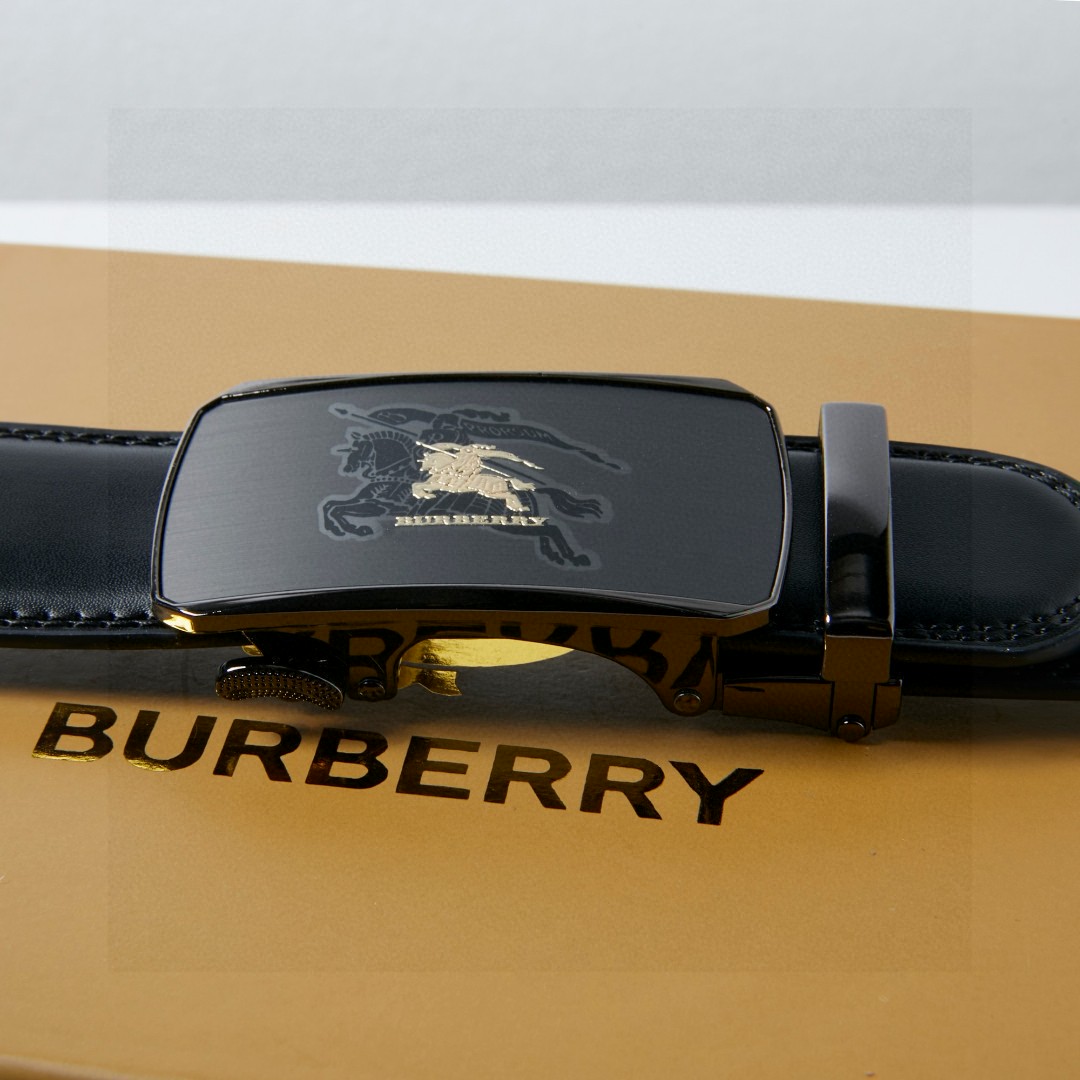 💰80 原单巴宝莉BURBERRY磨砂面自动平滑扣高品质皮带   话不多说 直接看实拍图 真的超有质感 好东西不是靠嘴说的哈 巴宝莉独特的气场 标准的方框造型设计 真的是美爆了  居可靠统计 巴宝莉皮带一直稳坐轻奢品牌皮带的宝座  足以证明它的独特魅力 巴宝莉一直是时尚与文明的象征， 辨识度超高 ！巴宝莉的设计风格非常鲜明 年轻人及成功人士都是完全可驾驭的 真心推荐 
尺寸：120x3.5