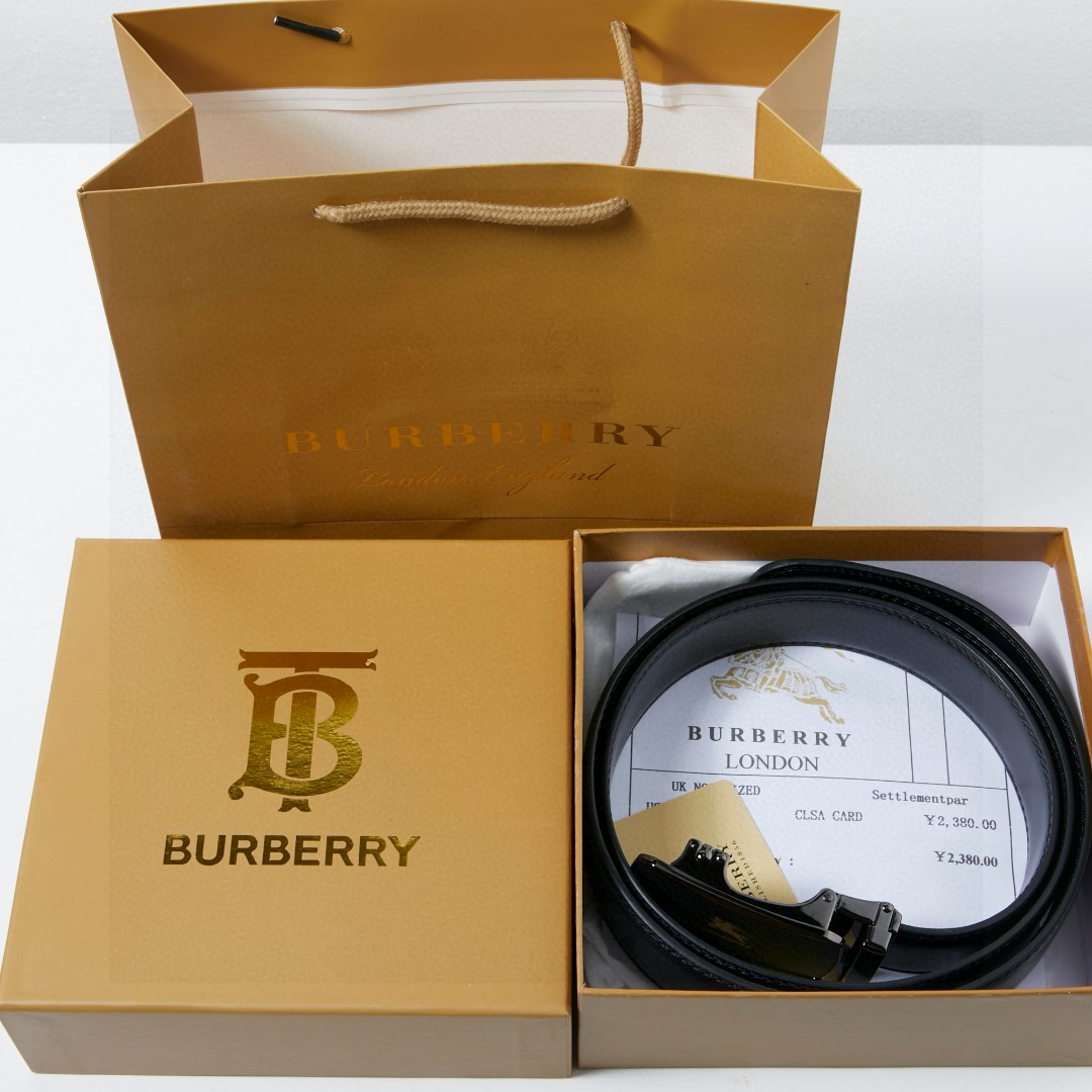 💰80 原单巴宝莉BURBERRY磨砂面自动平滑扣高品质皮带   话不多说 直接看实拍图 真的超有质感 好东西不是靠嘴说的哈 巴宝莉独特的气场 标准的方框造型设计 真的是美爆了  居可靠统计 巴宝莉皮带一直稳坐轻奢品牌皮带的宝座  足以证明它的独特魅力 巴宝莉一直是时尚与文明的象征， 辨识度超高 ！巴宝莉的设计风格非常鲜明 年轻人及成功人士都是完全可驾驭的 真心推荐 
尺寸：120x3.5