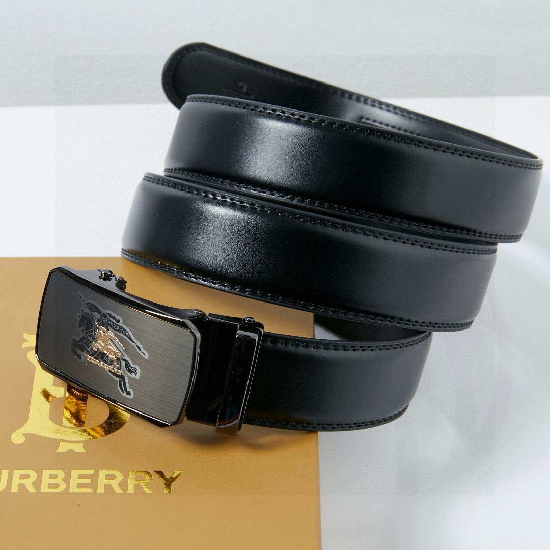 💰80 原单巴宝莉BURBERRY磨砂面自动平滑扣高品质皮带   话不多说 直接看实拍图 真的超有质感 好东西不是靠嘴说的哈 巴宝莉独特的气场 标准的方框造型设计 真的是美爆了  居可靠统计 巴宝莉皮带一直稳坐轻奢品牌皮带的宝座  足以证明它的独特魅力 巴宝莉一直是时尚与文明的象征， 辨识度超高 ！巴宝莉的设计风格非常鲜明 年轻人及成功人士都是完全可驾驭的 真心推荐 
尺寸：120x3.5