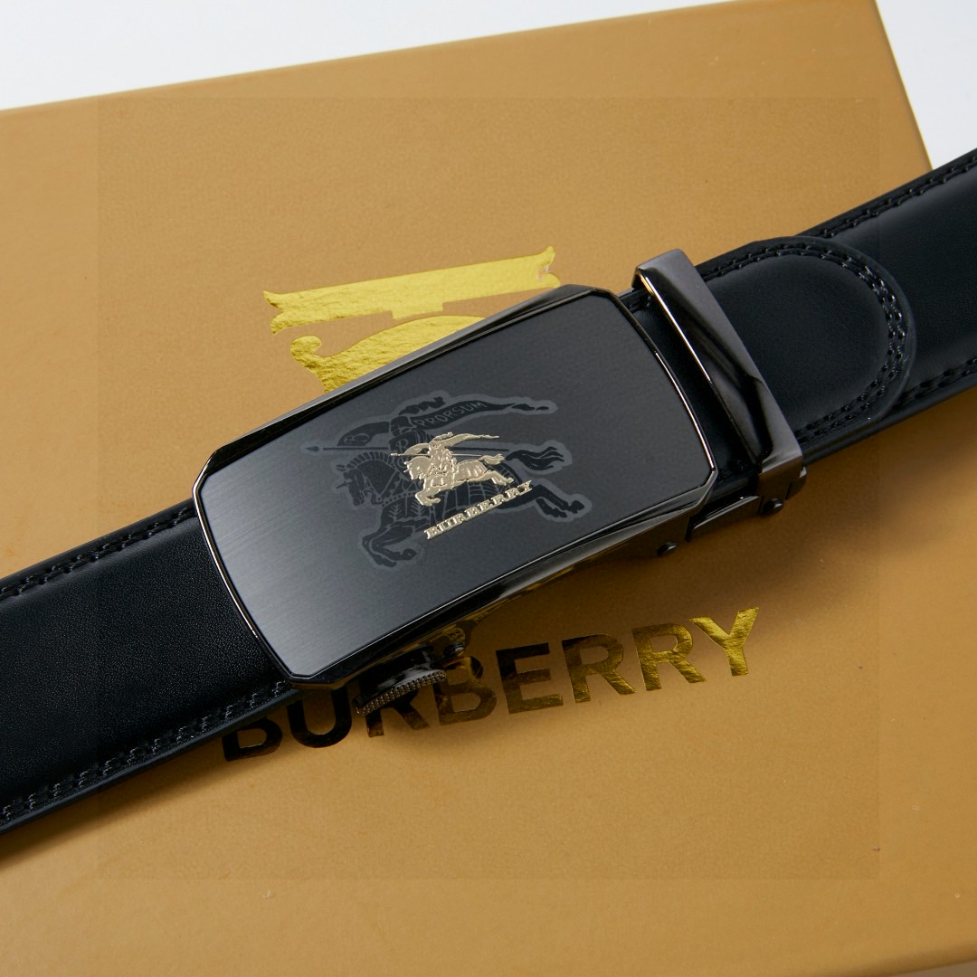 💰80 原单巴宝莉BURBERRY磨砂面自动平滑扣高品质皮带   话不多说 直接看实拍图 真的超有质感 好东西不是靠嘴说的哈 巴宝莉独特的气场 标准的方框造型设计 真的是美爆了  居可靠统计 巴宝莉皮带一直稳坐轻奢品牌皮带的宝座  足以证明它的独特魅力 巴宝莉一直是时尚与文明的象征， 辨识度超高 ！巴宝莉的设计风格非常鲜明 年轻人及成功人士都是完全可驾驭的 真心推荐 
尺寸：120x3.5