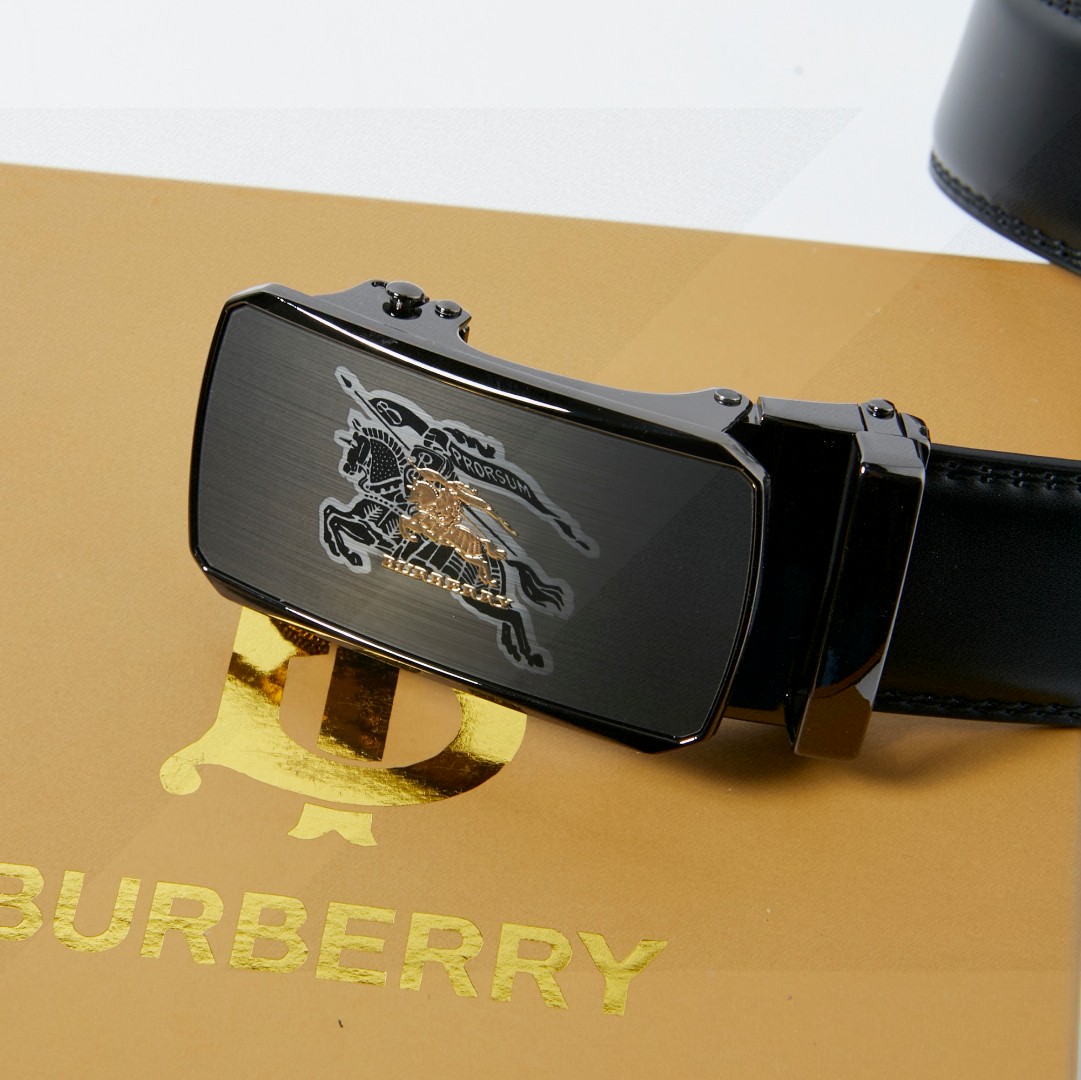 💰80 原单巴宝莉BURBERRY磨砂面自动平滑扣高品质皮带   话不多说 直接看实拍图 真的超有质感 好东西不是靠嘴说的哈 巴宝莉独特的气场 标准的方框造型设计 真的是美爆了  居可靠统计 巴宝莉皮带一直稳坐轻奢品牌皮带的宝座  足以证明它的独特魅力 巴宝莉一直是时尚与文明的象征， 辨识度超高 ！巴宝莉的设计风格非常鲜明 年轻人及成功人士都是完全可驾驭的 真心推荐 
尺寸：120x3.5