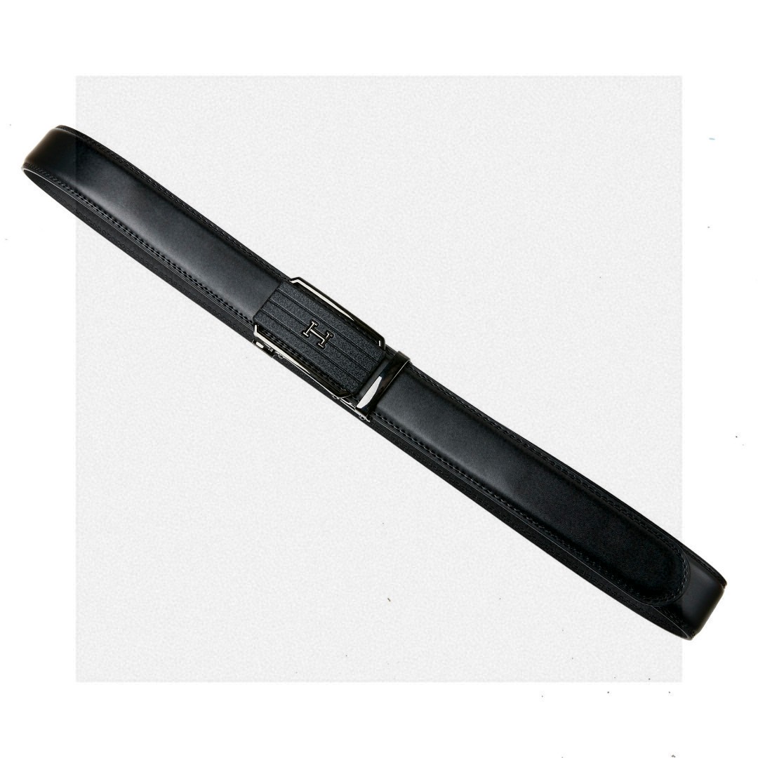 P60。最新款 爱马仕HERMES镂空款 扣头采用磨砂面设计 扣头整体为枪色，跟黑色皮带及其搭配，真的超级好看 这款皮带一定要搞一条  今年专柜最新款 真的非常帅 超级百搭款 可商务 可休闲 皮带扣头全部是东莞代工厂出货 非常的有分量 克重足 皮带采用内外头层牛皮制成 非常的耐用 两年内绝不会有问题 放心使用 配全套专柜包装盒手提袋 无论送礼还是自用都非常的有档次 尺码：120cm x3.5cm 最大可用到220斤 长短可调节