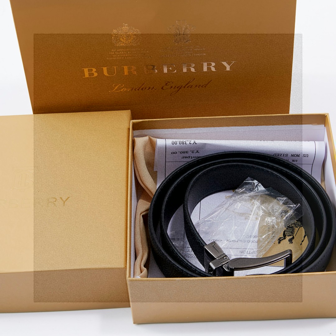 💰80
 礼物首选 官网专柜同款巴宝莉Burberry 针扣皮带 真的帅到尖叫 这款扣头可旋转、皮带可以双面用，可以驾驭不同风格 ，让你可商务、可休闲！无论送礼还是自用都超棒 正反面都是荔枝纹牛皮压制 做工细腻、手感极佳，有柔软，而且非常耐用 用两年以上没问题 码数120cm！200斤以内都没问题哈 父亲节礼物首选 非常有档次的皮带 配专柜包装手提袋哦！