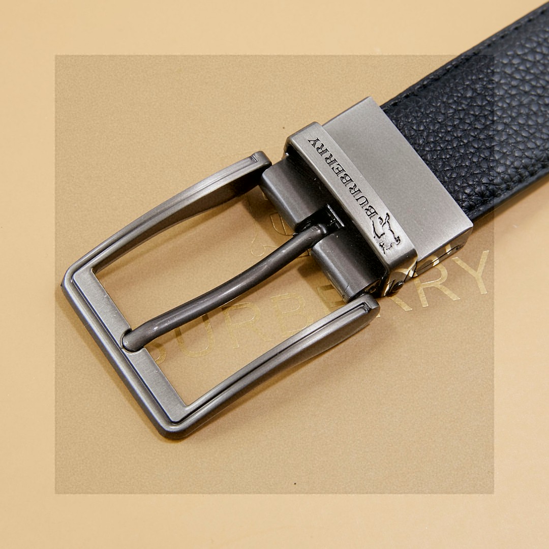 💰80
 礼物首选 官网专柜同款巴宝莉Burberry 针扣皮带 真的帅到尖叫 这款扣头可旋转、皮带可以双面用，可以驾驭不同风格 ，让你可商务、可休闲！无论送礼还是自用都超棒 正反面都是荔枝纹牛皮压制 做工细腻、手感极佳，有柔软，而且非常耐用 用两年以上没问题 码数120cm！200斤以内都没问题哈 父亲节礼物首选 非常有档次的皮带 配专柜包装手提袋哦！