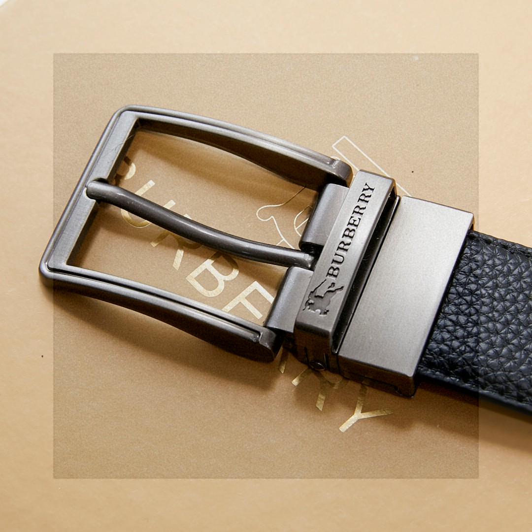 💰80
 礼物首选 官网专柜同款巴宝莉Burberry 针扣皮带 真的帅到尖叫 这款扣头可旋转、皮带可以双面用，可以驾驭不同风格 ，让你可商务、可休闲！无论送礼还是自用都超棒 正反面都是荔枝纹牛皮压制 做工细腻、手感极佳，有柔软，而且非常耐用 用两年以上没问题 码数120cm！200斤以内都没问题哈 父亲节礼物首选 非常有档次的皮带 配专柜包装手提袋哦！