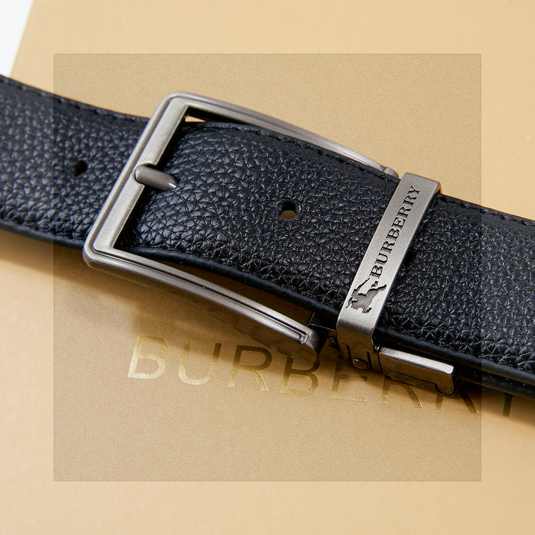 💰80
 礼物首选 官网专柜同款巴宝莉Burberry 针扣皮带 真的帅到尖叫 这款扣头可旋转、皮带可以双面用，可以驾驭不同风格 ，让你可商务、可休闲！无论送礼还是自用都超棒 正反面都是荔枝纹牛皮压制 做工细腻、手感极佳，有柔软，而且非常耐用 用两年以上没问题 码数120cm！200斤以内都没问题哈 父亲节礼物首选 非常有档次的皮带 配专柜包装手提袋哦！