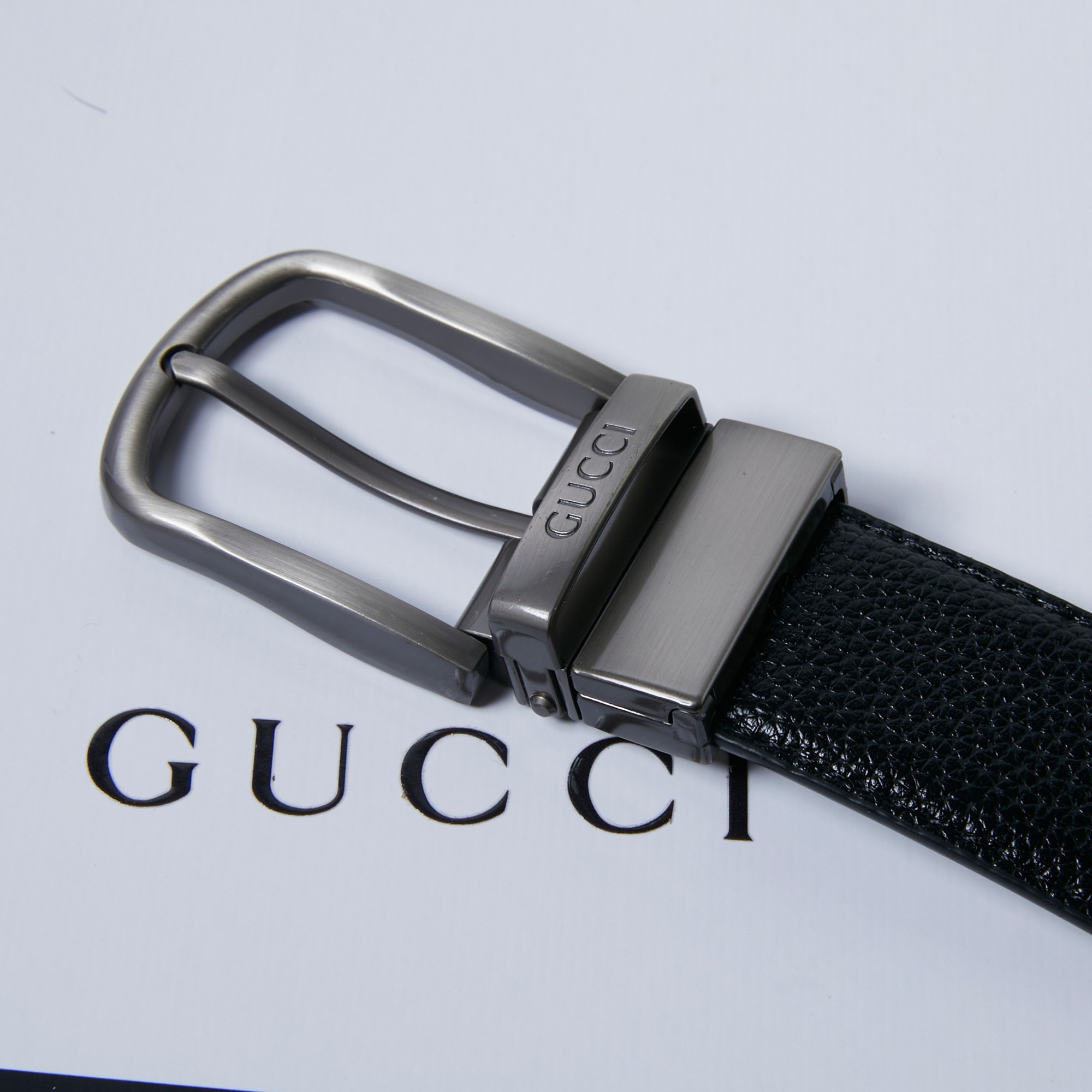 💰80  礼物首选 官网专柜同Gucci古驰针扣皮带 真的帅到尖叫 这款扣头可旋转、皮带可以双面用，可以驾驭不同风格 ，让你可商务、可休闲！无论送礼还是自用都超棒 正反面都是荔枝纹牛皮压制 做工细腻、手感极佳，有柔软，而且非常耐用 用两年以上没问题 码数120cm！200斤以内都没问题哈 父亲节礼物首选 非常有档次的皮带 配专柜包装手提袋哦！