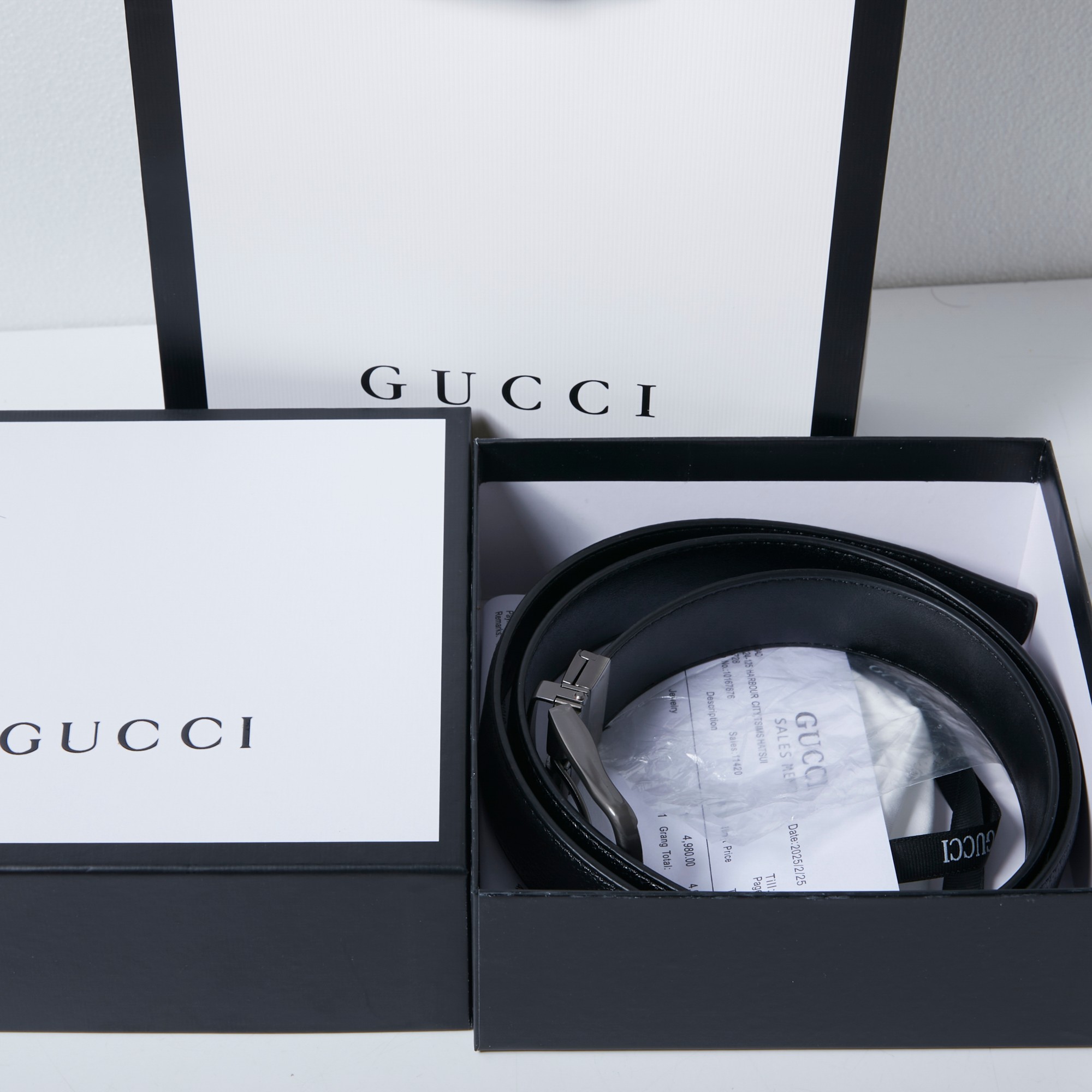 💰80  礼物首选 官网专柜同Gucci古驰针扣皮带 真的帅到尖叫 这款扣头可旋转、皮带可以双面用，可以驾驭不同风格 ，让你可商务、可休闲！无论送礼还是自用都超棒 正反面都是荔枝纹牛皮压制 做工细腻、手感极佳，有柔软，而且非常耐用 用两年以上没问题 码数120cm！200斤以内都没问题哈 父亲节礼物首选 非常有档次的皮带 配专柜包装手提袋哦！