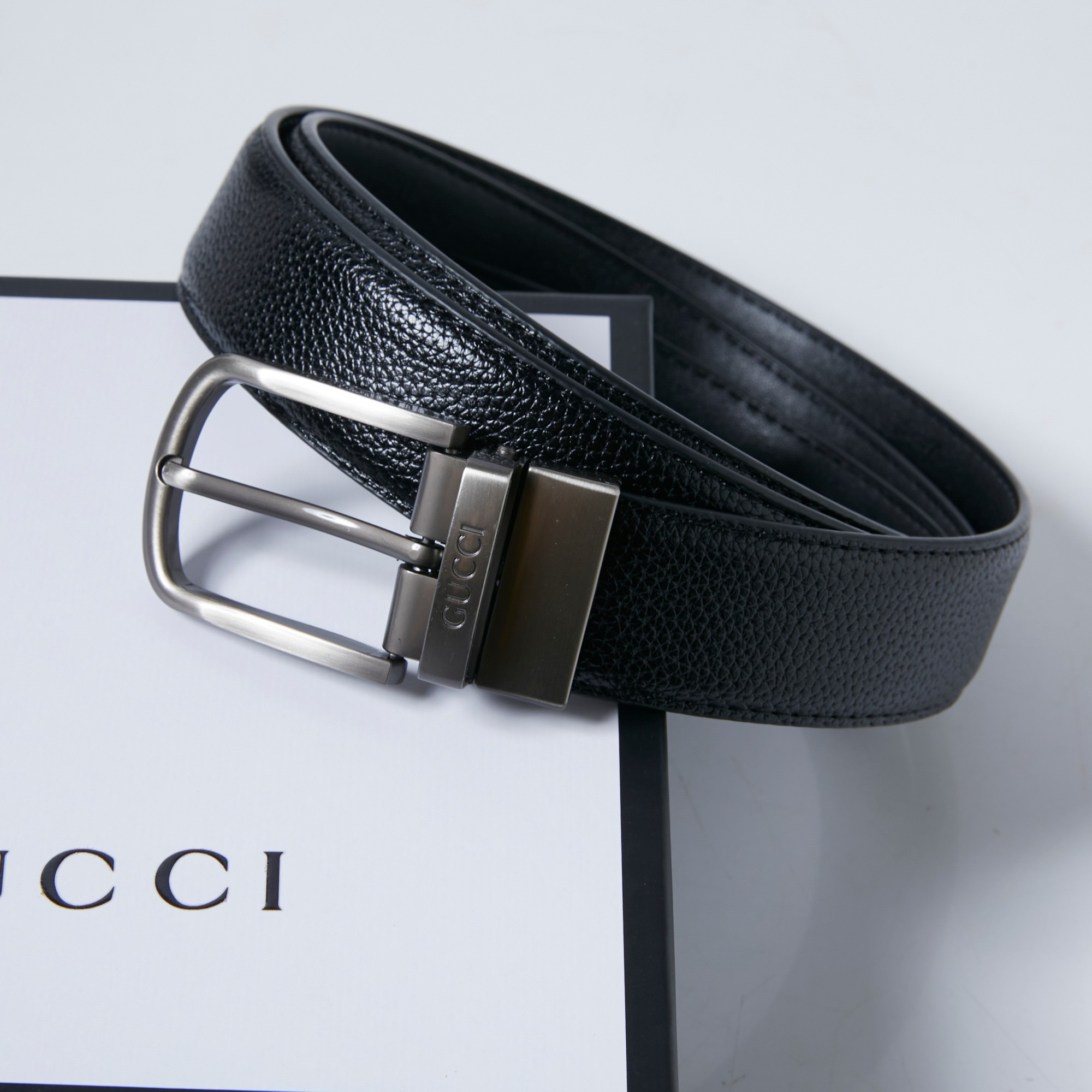 💰80  礼物首选 官网专柜同Gucci古驰针扣皮带 真的帅到尖叫 这款扣头可旋转、皮带可以双面用，可以驾驭不同风格 ，让你可商务、可休闲！无论送礼还是自用都超棒 正反面都是荔枝纹牛皮压制 做工细腻、手感极佳，有柔软，而且非常耐用 用两年以上没问题 码数120cm！200斤以内都没问题哈 父亲节礼物首选 非常有档次的皮带 配专柜包装手提袋哦！