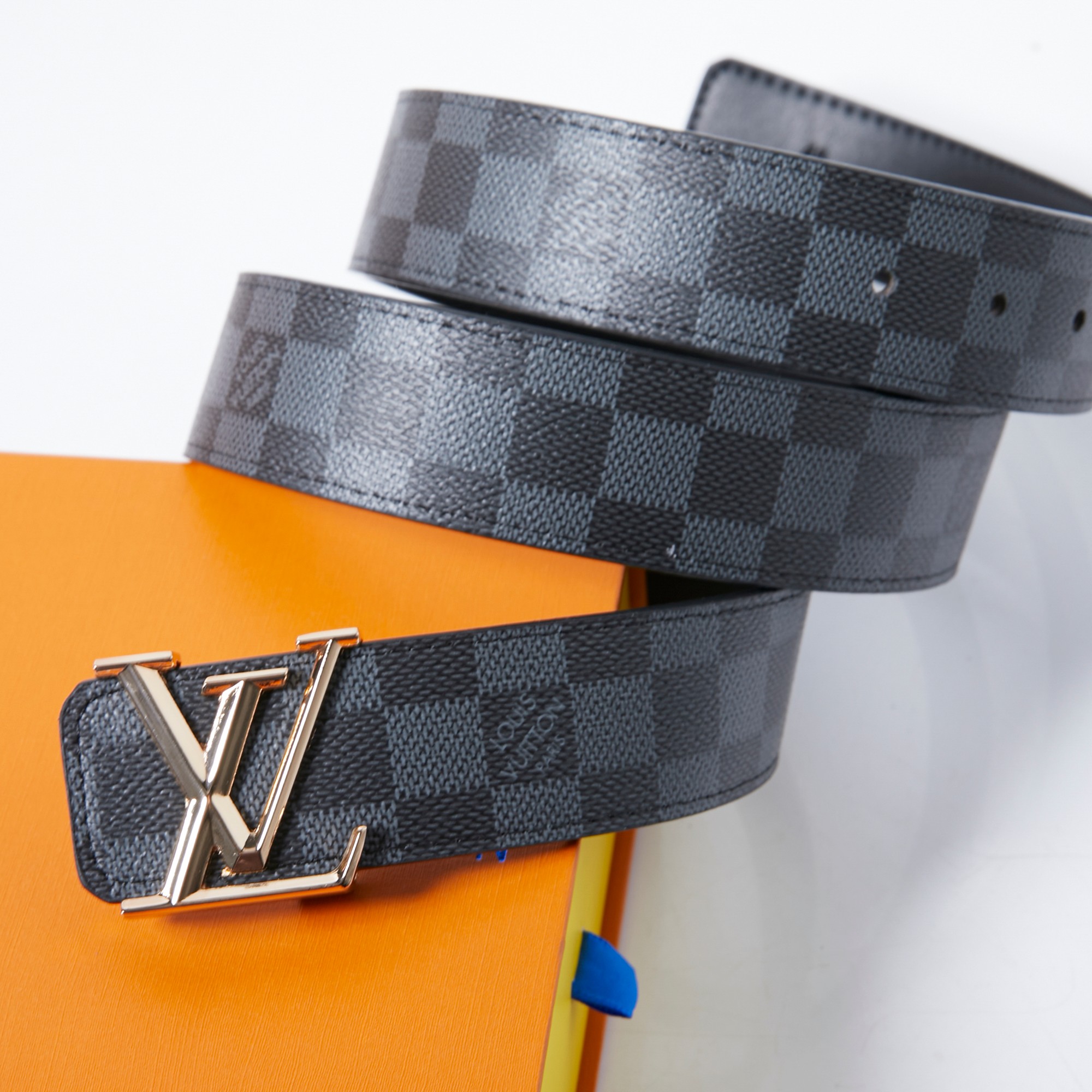 139💰
四款男士皮带腰带
配全套专柜包装➕手提袋，质感无敌，搭配进口的黑花PVC原版面料，耐磨耐操，经典中的经典，完全不会出错的一款，全套包装，送人自留都是高端大气上档次！
宽度：4cm
长度：120cm