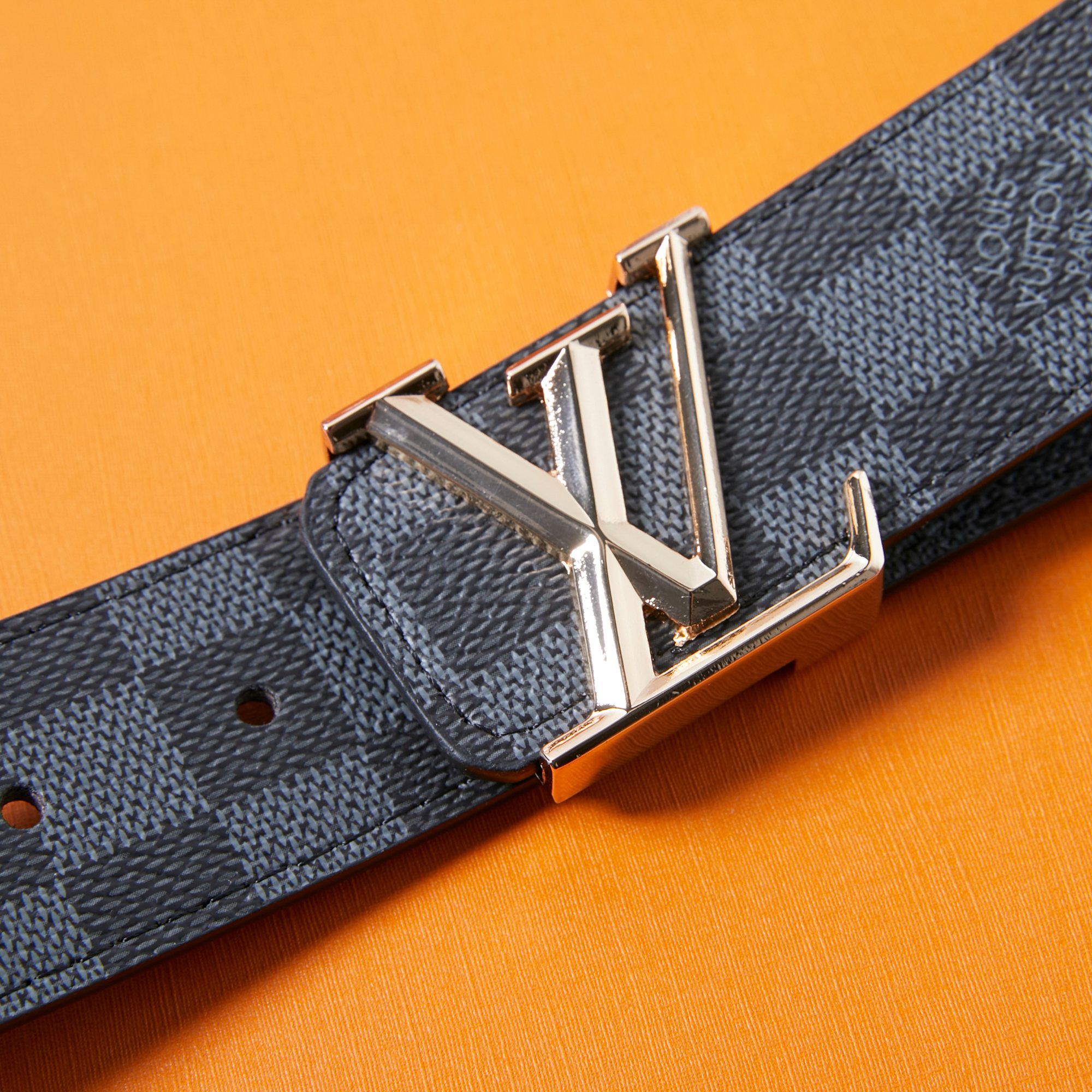 139💰
四款男士皮带腰带
配全套专柜包装➕手提袋，质感无敌，搭配进口的黑花PVC原版面料，耐磨耐操，经典中的经典，完全不会出错的一款，全套包装，送人自留都是高端大气上档次！
宽度：4cm
长度：120cm