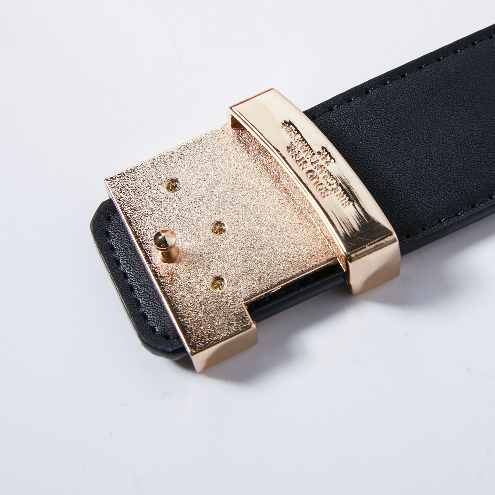 139💰
四款男士皮带腰带
配全套专柜包装➕手提袋，质感无敌，搭配进口的黑花PVC原版面料，耐磨耐操，经典中的经典，完全不会出错的一款，全套包装，送人自留都是高端大气上档次！
宽度：4cm
长度：120cm