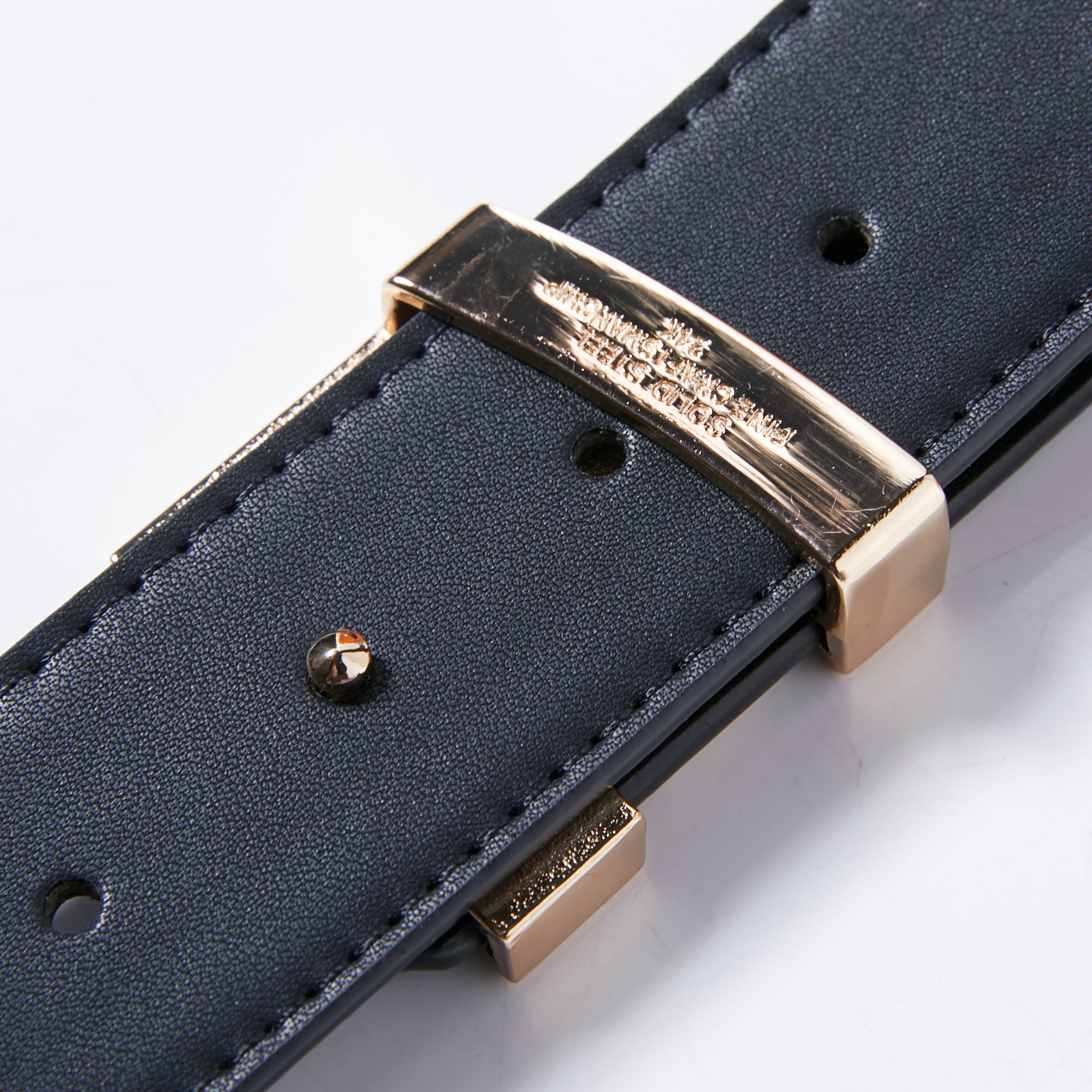 139💰
四款男士皮带腰带
配全套专柜包装➕手提袋，质感无敌，搭配进口的黑花PVC原版面料，耐磨耐操，经典中的经典，完全不会出错的一款，全套包装，送人自留都是高端大气上档次！
宽度：4cm
长度：120cm