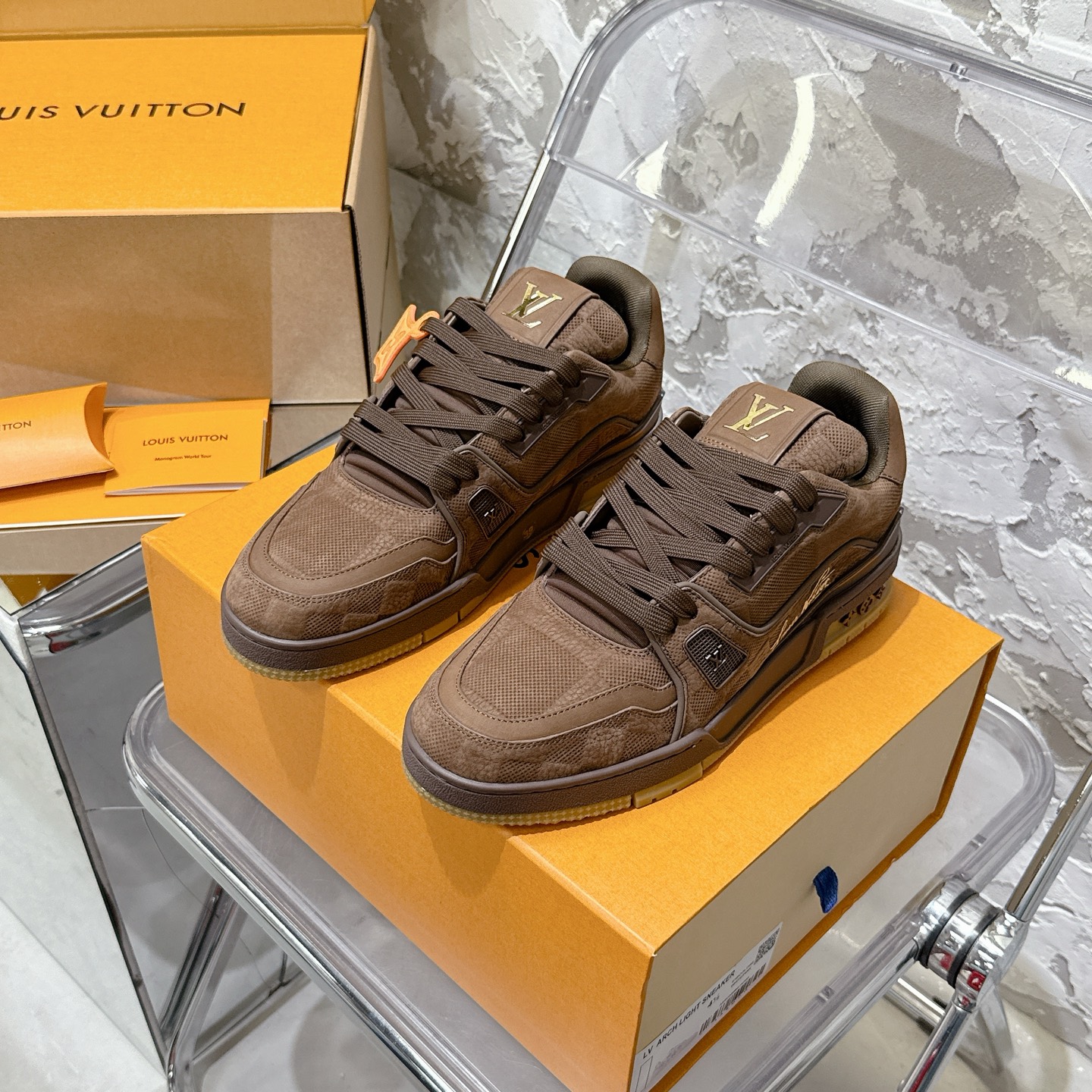 NO:928758,Men's size, the top version of the year's most popular LV trainer series casual sports sneakers, versatile and beautiful!  !  Original accurate CP!  Produced by the palace of fine craftsmanship, it is one of the most popular sports shoes nowadays. It combines sports aesthetics and advanced craftsmanship to create a new benchmark for urban style. Life Louis Vuitton. Every color, whether it is the shoe last or the details, is made with precision, infinitely close to ZP!  Original custom-made embossed grained calfskin (not commercially available microfiber leather, everyone needs to distinguish!) symmetrical old pattern washed denim; all accessories and accessories are customized according to the original version 1:1. Even the color matching of the shoelaces is customized 1:1. The original version has the same private mold TPU outsole. Many small and thoughtful designs must have the original version to be seen and done well. Quality lies in the details!  The original consistent chip tag, the induction goes directly to the LV official website (there is also a chip hidden on the tongue, dual induction, details) Purchase ceiling level, complete set of aircraft box packaging, please look for our quality, please pay attention to distinguish the currency materials on the market!  Size 39-44 (45 is custom-made and non-refundable), casual shoes/sports shoes, louis vuitton, louis vuitton, sneakers, cowhide19860909男码 顶级版本年度最爆LV trainer系列休闲运动板鞋 百搭颜值天花板 ！！ 原版精准CP！精细工艺殿堂级出品 时下最火的运动鞋没有之一,融合运动美学和高级工艺,打造都市型格新标杆人生路易 事业威登 每一个颜色无论是鞋楦还是细节都是精准的对应制作 无限接近ZP！原版订制压纹粒面小牛皮（非市面超纤皮 大家要区分！）对称老花纹水洗牛仔布；所有配件辅料都是按照原版1:1定制的 就连鞋带的配色都是1:1订做.原版一致私模TPU大底.很多心机小设计必须有原版才看得的到做的好,精品就是在于细节！原版一致芯片吊牌 感应直接进入lv 官网（鞋舌上也隐藏有芯片 双重感应 细节拉） 代购天花板级别 全套飞机盒包装 请认准我家品质 请注意区分市面通货材料！ 码数39-44（45定做不退换）,休闲鞋/运动鞋,louis vuitton,louis vuitton,sneakers,cowhide,Women's Shoes
