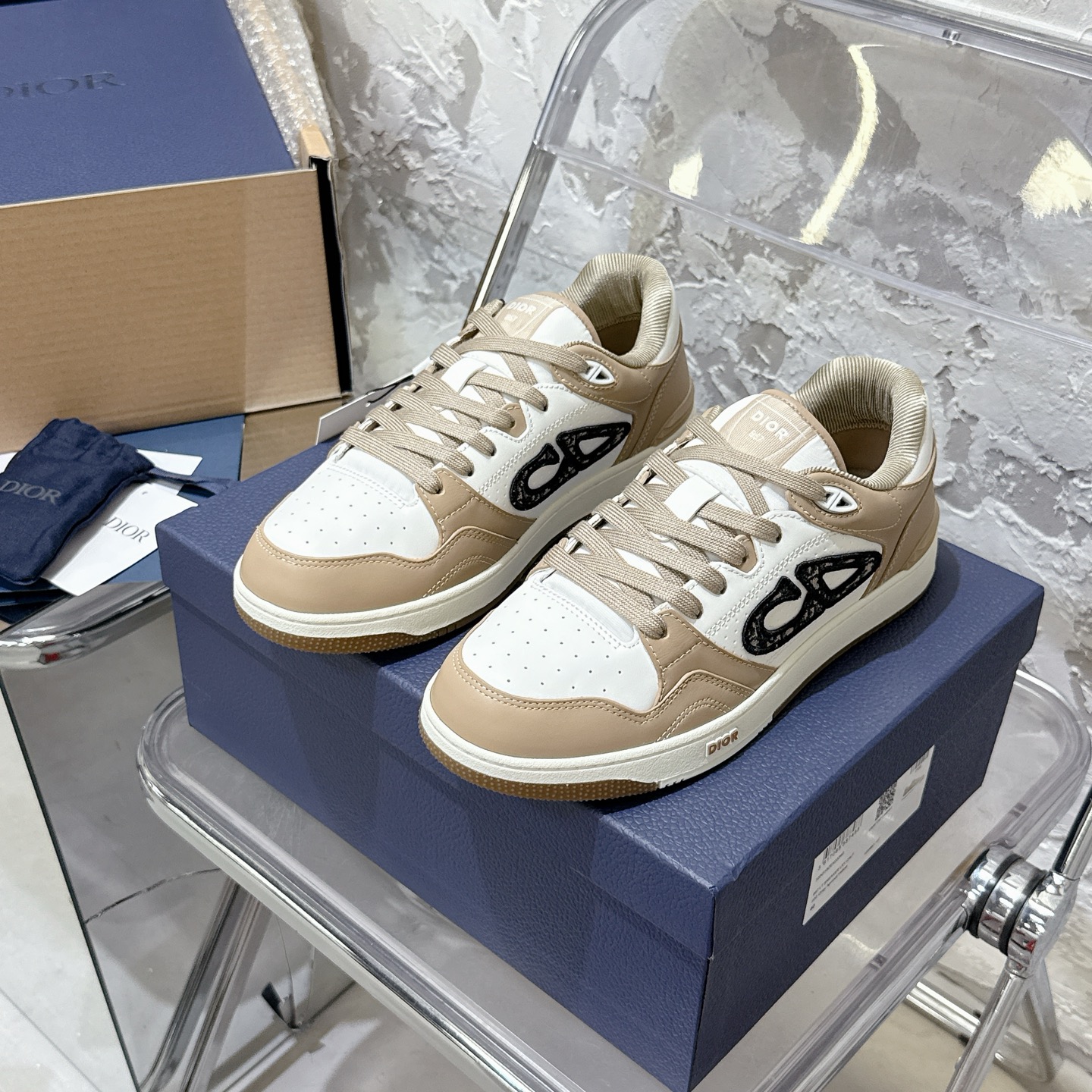 NO:445692,Men's Size # Top Purchase Version Diorkaws Co-branded Model, Snake Year Limited Edition B57 Jay Chou's Same Dribble Low-top Sneakers Original Accurate CP!  Unlimited approach, produced by craftsmanship, it is no exaggeration to have a pair of trendy people. #dior European style outfits N many internet celebrities check in, low saturation tones are super versatile, minimalist style makes it difficult not to love. The original fabric is customized with top-level cowhide, and the sides are decorated with DIOR AND KAWS logo to enhance the style, and reinterpret the brand logo with a colorful snake shape. The sense of fashion is directly full!  Both texture and beauty!  Original custom striped breathable mesh cloth, two-color TPU original sole, super exquisite sole edge small mark (detail control must be very popular). Original consistent shoes have chips and NFC sensing on both sides and feet and directly enter the official website. Purchase ceiling level, complete set of exquisite aircraft gift box packaging. Please identify the quality of my home. Please pay attention to distinguish the currency materials on the market!  Size 39-44 (men's 38/45 customized without return or exchange), casual shoes/sports shoes, dior, sneakers, cowhide19860909男码# 顶级代购版本Diorkaws联名款 蛇年限定版B57周杰伦同款Dribble 低帮运动鞋 原版精准CP！无限接近,匠心工艺出品 潮人必备人手一双毫不夸张 #dior欧式穿搭N多网红打卡,低饱和色调超百搭 极简风让人很难不爱 面料原版定制顶级头层牛皮,侧面饰以 DIOR AND KAWS 标志提升格调,以彩色蛇形重新诠释品牌标志.时髦感直接拉满！质感与美貌兼具！原版定制条纹透气网布,双色TPU原版底,超精致鞋底边小标(细节控一定超喜欢) 原版一致鞋子左右脚都有芯片NFC感应直接进入官网. 代购天花板级别 全套精美飞机礼盒包装 请认准我家品质 请注意区分市面通货材料！ 码数39-44（男38/45定做不退换）,休闲鞋/运动鞋,dior,sneakers,cowhide,Women's Shoes