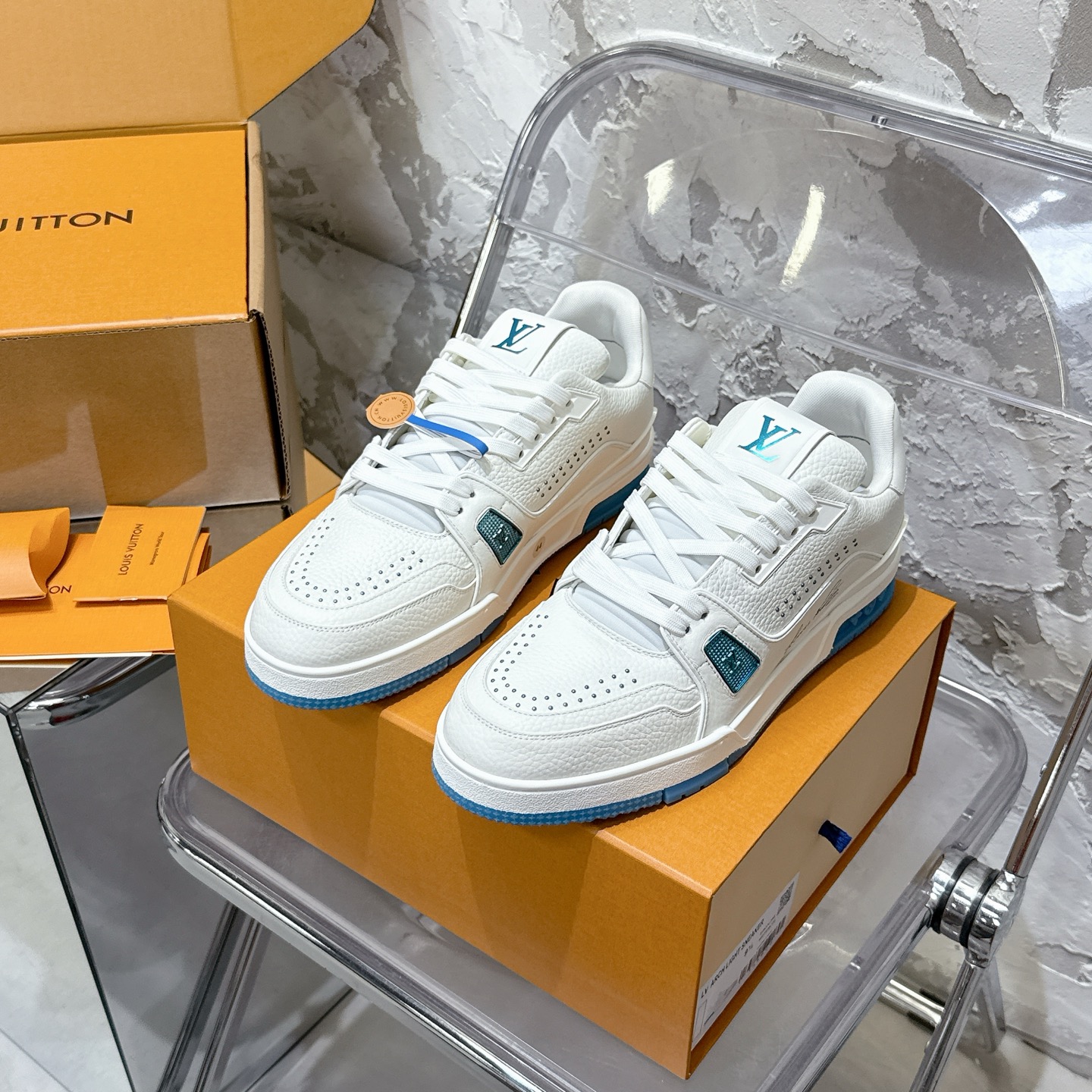 NO:928776,Men's size, the top version of the year's most popular LV trainer series casual sports sneakers, versatile and beautiful!  !  Original accurate CP!  Produced by the palace of fine craftsmanship, it is one of the most popular sports shoes nowadays. It combines sports aesthetics and advanced craftsmanship to create a new benchmark for urban style. Life Louis Vuitton. Every color, whether it is the shoe last or the details, is made with precision, infinitely close to ZP!  Original custom-made embossed grained calfskin (not commercially available microfiber leather, everyone needs to distinguish!) symmetrical old pattern washed denim; all accessories and accessories are customized according to the original version 1:1. Even the color matching of the shoelaces is customized 1:1. The original version has the same private mold TPU outsole. Many small and thoughtful designs must have the original version to be seen and done well. Quality lies in the details!  The original consistent chip tag, the induction goes directly to the LV official website (there is also a chip hidden on the tongue, dual induction, details) Purchase ceiling level, complete set of aircraft box packaging, please look for our quality, please pay attention to distinguish the currency materials on the market!  Size 39-44 (45 is custom-made and non-refundable), casual shoes/sports shoes, louis vuitton, louis vuitton, sneakers, cowhide19860909男码 顶级版本年度最爆LV trainer系列休闲运动板鞋 百搭颜值天花板 ！！ 原版精准CP！精细工艺殿堂级出品 时下最火的运动鞋没有之一,融合运动美学和高级工艺,打造都市型格新标杆人生路易 事业威登 每一个颜色无论是鞋楦还是细节都是精准的对应制作 无限接近ZP！原版订制压纹粒面小牛皮（非市面超纤皮 大家要区分！）对称老花纹水洗牛仔布；所有配件辅料都是按照原版1:1定制的 就连鞋带的配色都是1:1订做.原版一致私模TPU大底.很多心机小设计必须有原版才看得的到做的好,精品就是在于细节！原版一致芯片吊牌 感应直接进入lv 官网（鞋舌上也隐藏有芯片 双重感应 细节拉） 代购天花板级别 全套飞机盒包装 请认准我家品质 请注意区分市面通货材料！ 码数39-44（45定做不退换）,休闲鞋/运动鞋,louis vuitton,louis vuitton,sneakers,cowhide,Women's Shoes