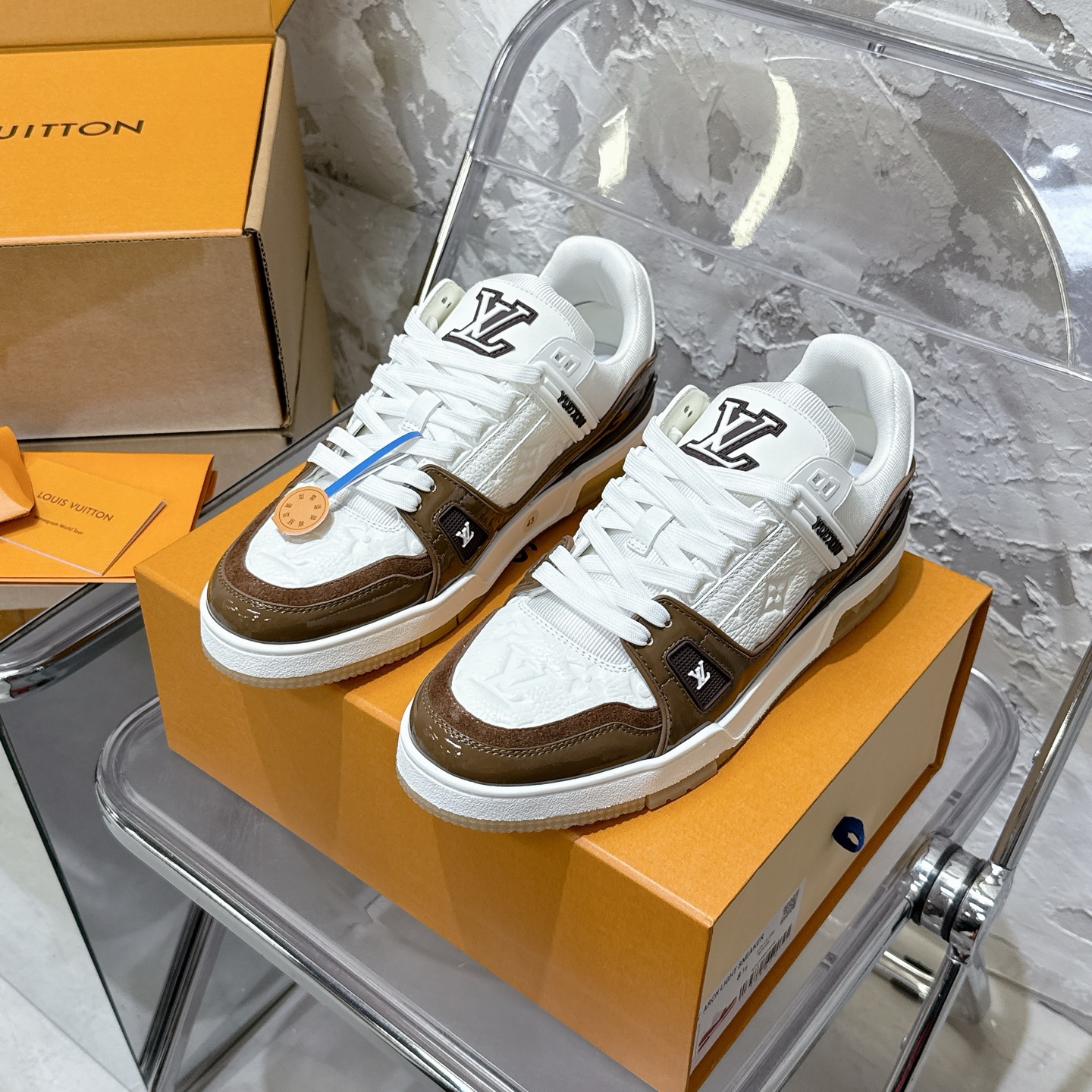 NO:780575,Men's size, the top version of the year's most popular LV trainer series casual sports sneakers, versatile and beautiful!  !  Original accurate CP!  Produced by the palace of fine craftsmanship, it is one of the most popular sports shoes nowadays. It combines sports aesthetics and advanced craftsmanship to create a new benchmark for urban style. Life Louis Vuitton. Every color, whether it is the shoe last or the details, is made with precision, infinitely close to ZP!  Original custom-made embossed grained calfskin (not commercially available microfiber leather, everyone needs to distinguish!) symmetrical old pattern washed denim; all accessories and accessories are customized according to the original version 1:1. Even the color matching of the shoelaces is customized 1:1. The original version has the same private mold TPU outsole. Many small and thoughtful designs must have the original version to be seen and done well. Quality lies in the details!  The original consistent chip tag, the induction goes directly to the LV official website (there is also a chip hidden on the tongue, dual induction, details) Purchase ceiling level, complete set of aircraft box packaging, please look for our quality, please pay attention to distinguish the currency materials on the market!  Size 39-44 (45 is custom-made and non-returnable), casual shoes/sports shoes, louis vuitton, louis vuitton, sneakers, cowhide19860909男码 顶级版本年度最爆LV trainer系列休闲运动板鞋 百搭颜值天花板 ！！ 原版精准CP！精细工艺殿堂级出品 时下最火的运动鞋没有之一,融合运动美学和高级工艺,打造都市型格新标杆人生路易 事业威登 每一个颜色无论是鞋楦还是细节都是精准的对应制作 无限接近ZP！原版订制压纹粒面小牛皮（非市面超纤皮 大家要区分！）对称老花纹水洗牛仔布；所有配件辅料都是按照原版1:1定制的 就连鞋带的配色都是1:1订做.原版一致私模TPU大底.很多心机小设计必须有原版才看得的到做的好,精品就是在于细节！原版一致芯片吊牌 感应直接进入lv 官网（鞋舌上也隐藏有芯片 双重感应 细节拉） 代购天花板级别 全套飞机盒包装 请认准我家品质 请注意区分市面通货材料！ 码数39-44（45定做不退换）,休闲鞋/运动鞋,louis vuitton,louis vuitton,sneakers,cowhide,Women's Shoes