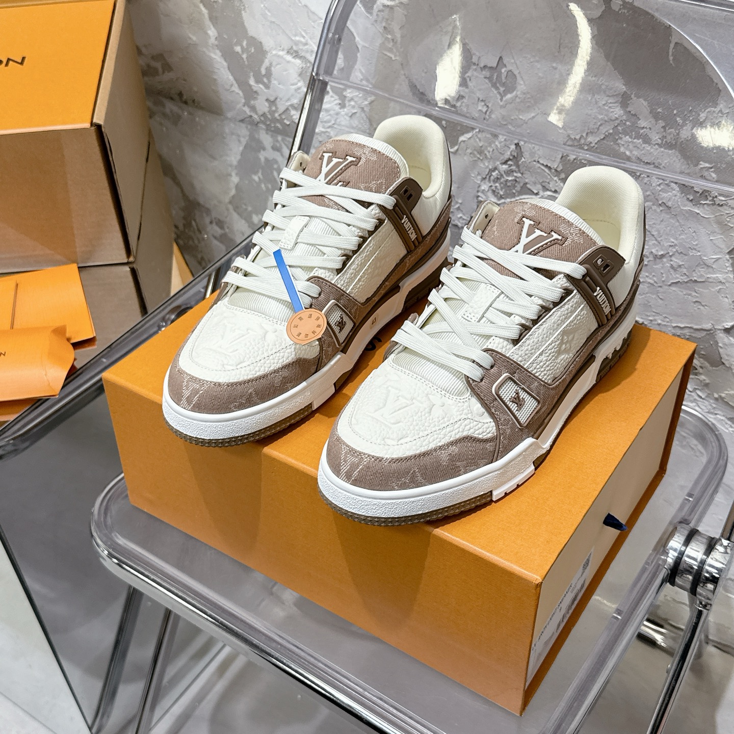 NO:780580,Couple code, the top version of the year's most popular LV trainer series casual sports sneakers, versatile and beautiful!  !  Original accurate CP!  Produced by the palace of fine craftsmanship, it is one of the most popular sports shoes nowadays. It combines sports aesthetics and advanced craftsmanship to create a new benchmark for urban style. Life Louis Vuitton. Every color, whether it is the shoe last or the details, is made with precision, infinitely close to ZP!  Original custom-made embossed grained calfskin (not commercially available microfiber leather, everyone needs to distinguish!) symmetrical old pattern washed denim; all accessories and accessories are customized according to the original version 1:1. Even the color matching of the shoelaces is customized 1:1. The original version has the same private mold TPU outsole. Many small and thoughtful designs must have the original version to be seen and done well. Quality lies in the details!  The original consistent chip tag, the induction goes directly to the LV official website (there is also a chip hidden on the tongue, dual induction, details) Purchase ceiling level, complete set of aircraft box packaging, please look for our quality, please pay attention to distinguish the currency materials on the market!  Size 35-44 (45 is custom-made and cannot be returned or exchanged), casual shoes/sports shoes, louis vuitton, louis vuitton, sneakers, cowhide19860909情侣码 顶级版本年度最爆LV trainer系列休闲运动板鞋 百搭颜值天花板 ！！ 原版精准CP！精细工艺殿堂级出品 时下最火的运动鞋没有之一,融合运动美学和高级工艺,打造都市型格新标杆人生路易 事业威登 每一个颜色无论是鞋楦还是细节都是精准的对应制作 无限接近ZP！原版订制压纹粒面小牛皮（非市面超纤皮 大家要区分！）对称老花纹水洗牛仔布；所有配件辅料都是按照原版1:1定制的 就连鞋带的配色都是1:1订做.原版一致私模TPU大底.很多心机小设计必须有原版才看得的到做的好,精品就是在于细节！原版一致芯片吊牌 感应直接进入lv 官网（鞋舌上也隐藏有芯片 双重感应 细节拉） 代购天花板级别 全套飞机盒包装 请认准我家品质 请注意区分市面通货材料！ 码数35-44（45定做不退换）,休闲鞋/运动鞋,louis vuitton,louis vuitton,sneakers,cowhide,Women's Shoes