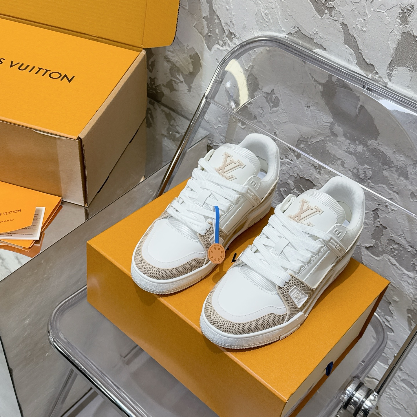 NO:780592,Couple code, the top version of the year's most popular LV trainer series casual sports sneakers, versatile and beautiful!  !  Original accurate CP!  Produced by the palace of fine craftsmanship, it is one of the most popular sports shoes nowadays. It combines sports aesthetics and advanced craftsmanship to create a new benchmark for urban style. Life Louis Vuitton. Every color, whether it is the shoe last or the details, is made with precision, infinitely close to ZP!  Original custom-made embossed grained calfskin (not commercially available microfiber leather, everyone needs to distinguish!) symmetrical old pattern washed denim; all accessories and accessories are customized according to the original version 1:1. Even the color matching of the shoelaces is customized 1:1. The original version has the same private mold TPU outsole. Many small and thoughtful designs must have the original version to be seen and done well. Quality lies in the details!  The original consistent chip tag, the induction goes directly to the LV official website (there is also a chip hidden on the tongue, dual induction, details) Purchase ceiling level, complete set of aircraft box packaging, please look for our quality, please pay attention to distinguish the currency materials on the market!  Size 35-44 (45 is custom-made and cannot be returned or exchanged), casual shoes/sports shoes, louis vuitton, louis vuitton, sneakers, cowhide19860909情侣码 顶级版本年度最爆LV trainer系列休闲运动板鞋 百搭颜值天花板 ！！ 原版精准CP！精细工艺殿堂级出品 时下最火的运动鞋没有之一,融合运动美学和高级工艺,打造都市型格新标杆人生路易 事业威登 每一个颜色无论是鞋楦还是细节都是精准的对应制作 无限接近ZP！原版订制压纹粒面小牛皮（非市面超纤皮 大家要区分！）对称老花纹水洗牛仔布；所有配件辅料都是按照原版1:1定制的 就连鞋带的配色都是1:1订做.原版一致私模TPU大底.很多心机小设计必须有原版才看得的到做的好,精品就是在于细节！原版一致芯片吊牌 感应直接进入lv 官网（鞋舌上也隐藏有芯片 双重感应 细节拉） 代购天花板级别 全套飞机盒包装 请认准我家品质 请注意区分市面通货材料！ 码数35-44（45定做不退换）,休闲鞋/运动鞋,louis vuitton,louis vuitton,sneakers,cowhide,Women's Shoes