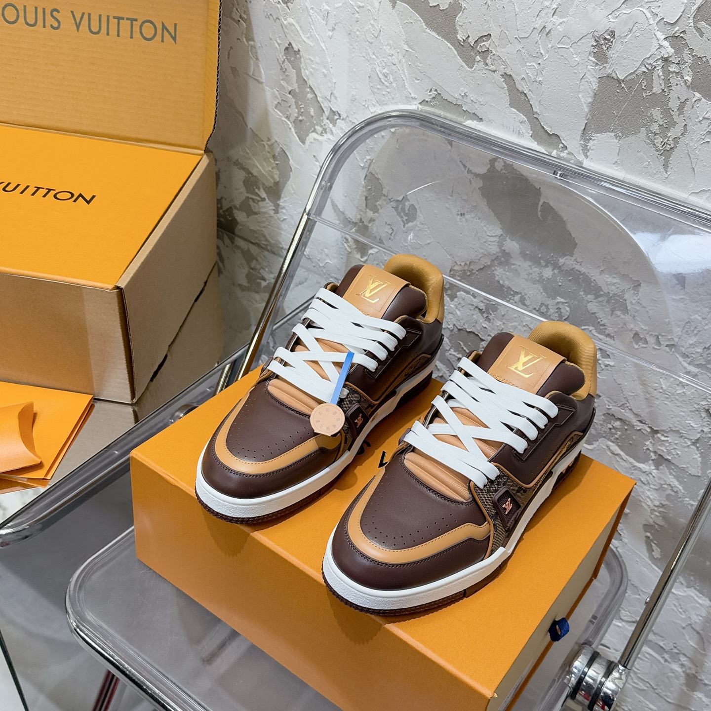 NO:780597,Men's size, the top version of the year's most popular LV trainer series casual sports sneakers, versatile and beautiful!  !  Original accurate CP!  Produced by the palace of fine craftsmanship, it is one of the most popular sports shoes nowadays. It combines sports aesthetics and advanced craftsmanship to create a new benchmark for urban style. Life Louis Vuitton. Every color, whether it is the shoe last or the details, is made with precision, infinitely close to ZP!  Original custom-made embossed grained calfskin (not commercially available microfiber leather, everyone needs to distinguish!) symmetrical old pattern washed denim; all accessories and accessories are customized according to the original version 1:1. Even the color matching of the shoelaces is customized 1:1. The original version has the same private mold TPU outsole. Many small and thoughtful designs must have the original version to be seen and done well. Quality lies in the details!  The original consistent chip tag, the induction goes directly to the LV official website (there is also a chip hidden on the tongue, dual induction, details) Purchase ceiling level, complete set of aircraft box packaging, please look for our quality, please pay attention to distinguish the currency materials on the market!  Size 39-44 (45 is custom-made and non-returnable), casual shoes/sports shoes, louis vuitton, louis vuitton, sneakers, cowhide19860909男码 顶级版本年度最爆LV trainer系列休闲运动板鞋 百搭颜值天花板 ！！ 原版精准CP！精细工艺殿堂级出品 时下最火的运动鞋没有之一,融合运动美学和高级工艺,打造都市型格新标杆人生路易 事业威登 每一个颜色无论是鞋楦还是细节都是精准的对应制作 无限接近ZP！原版订制压纹粒面小牛皮（非市面超纤皮 大家要区分！）对称老花纹水洗牛仔布；所有配件辅料都是按照原版1:1定制的 就连鞋带的配色都是1:1订做.原版一致私模TPU大底.很多心机小设计必须有原版才看得的到做的好,精品就是在于细节！原版一致芯片吊牌 感应直接进入lv 官网（鞋舌上也隐藏有芯片 双重感应 细节拉） 代购天花板级别 全套飞机盒包装 请认准我家品质 请注意区分市面通货材料！ 码数39-44（45定做不退换）,休闲鞋/运动鞋,louis vuitton,louis vuitton,sneakers,cowhide,Women's Shoes