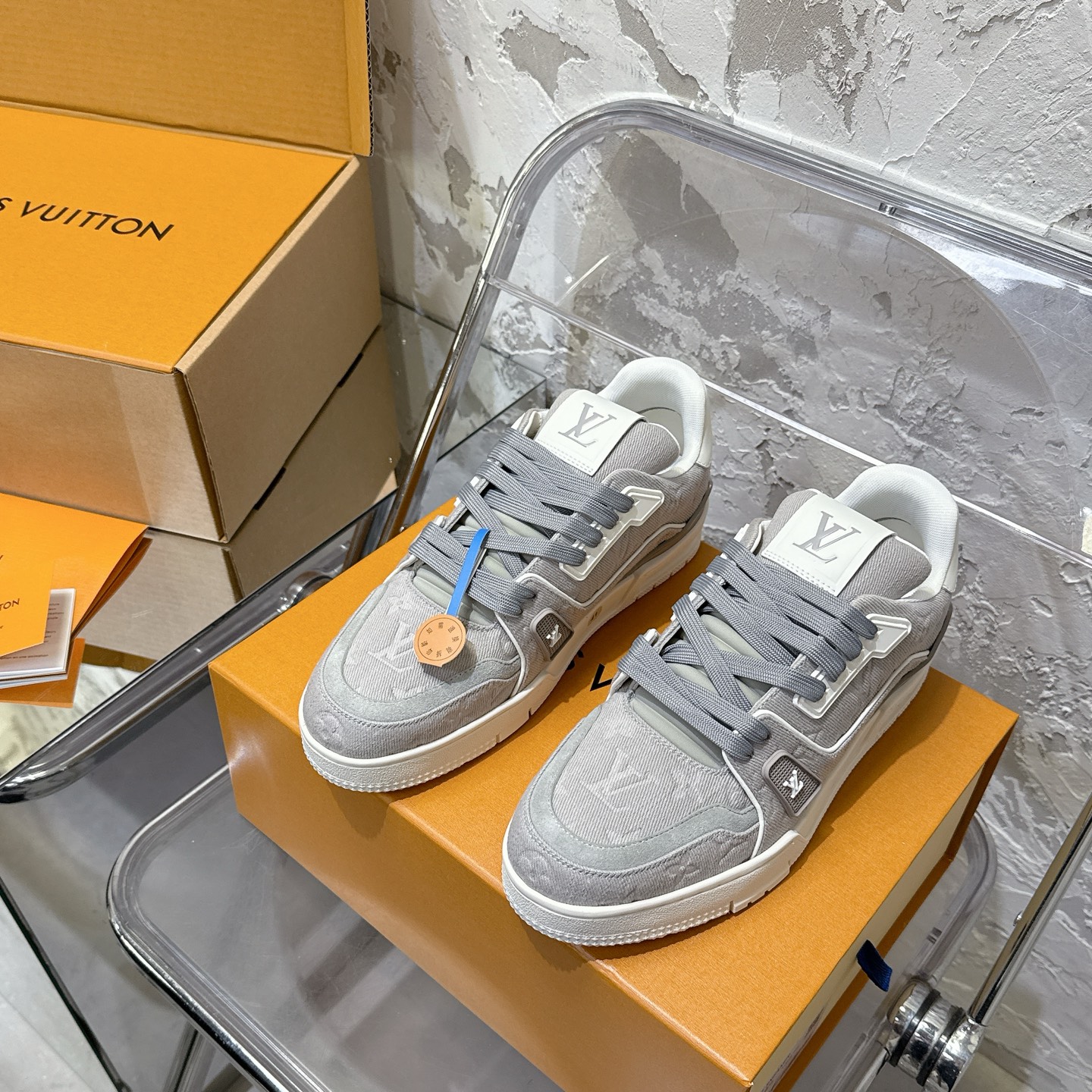 NO:928723,Men's size, the top version of the year's most popular LV trainer series casual sports sneakers, versatile and beautiful!  !  Original accurate CP!  Produced by the palace of fine craftsmanship, it is one of the most popular sports shoes nowadays. It combines sports aesthetics and advanced craftsmanship to create a new benchmark for urban style. Life Louis Vuitton. Every color, whether it is the shoe last or the details, is made with precision, infinitely close to ZP!  Original custom-made embossed grained calfskin (not commercially available microfiber leather, everyone needs to distinguish!) symmetrical old pattern washed denim; all accessories and accessories are customized according to the original version 1:1. Even the color matching of the shoelaces is customized 1:1. The original version has the same private mold TPU outsole. Many small and thoughtful designs must have the original version to be seen and done well. Quality lies in the details!  The original consistent chip tag, the induction goes directly to the LV official website (there is also a chip hidden on the tongue, dual induction, details) Purchase ceiling level, complete set of aircraft box packaging, please look for our quality, please pay attention to distinguish the currency materials on the market!  Size 39-44 (45 is custom-made and non-refundable), casual shoes/sports shoes, louis vuitton, louis vuitton, sneakers, cowhide19860909男码 顶级版本年度最爆LV trainer系列休闲运动板鞋 百搭颜值天花板 ！！ 原版精准CP！精细工艺殿堂级出品 时下最火的运动鞋没有之一,融合运动美学和高级工艺,打造都市型格新标杆人生路易 事业威登 每一个颜色无论是鞋楦还是细节都是精准的对应制作 无限接近ZP！原版订制压纹粒面小牛皮（非市面超纤皮 大家要区分！）对称老花纹水洗牛仔布；所有配件辅料都是按照原版1:1定制的 就连鞋带的配色都是1:1订做.原版一致私模TPU大底.很多心机小设计必须有原版才看得的到做的好,精品就是在于细节！原版一致芯片吊牌 感应直接进入lv 官网（鞋舌上也隐藏有芯片 双重感应 细节拉） 代购天花板级别 全套飞机盒包装 请认准我家品质 请注意区分市面通货材料！ 码数39-44（45定做不退换）,休闲鞋/运动鞋,louis vuitton,louis vuitton,sneakers,cowhide,Women's Shoes