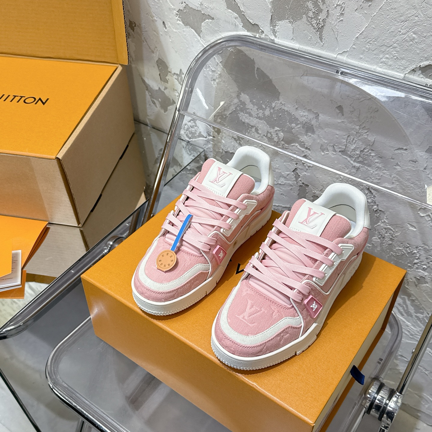 NO:928733,Women's size, the top version of the year's most popular LV trainer series casual sports sneakers, versatile and beautiful!  !  Original accurate CP!  Produced by the palace of fine craftsmanship, it is one of the most popular sports shoes nowadays. It combines sports aesthetics and advanced craftsmanship to create a new benchmark for urban style. Life Louis Vuitton. Every color, whether it is the shoe last or the details, is made with precision, infinitely close to ZP!  Original custom-made embossed grained calfskin (not commercially available microfiber leather, everyone needs to distinguish!) symmetrical old pattern washed denim; all accessories and accessories are customized according to the original version 1:1. Even the color matching of the shoelaces is customized 1:1. The original version has the same private mold TPU outsole. Many small and thoughtful designs must have the original version to be seen and done well. Quality lies in the details!  The original consistent chip tag, the induction goes directly to the LV official website (there is also a chip hidden on the tongue, dual induction, details) Purchase ceiling level, complete set of aircraft box packaging, please look for our quality, please pay attention to distinguish the currency materials on the market!  Size 35-40 (40 is custom-made and non-returnable), casual shoes/sports shoes, louis vuitton, louis vuitton, sneakers, cowhide19860909女码 顶级版本年度最爆LV trainer系列休闲运动板鞋 百搭颜值天花板 ！！ 原版精准CP！精细工艺殿堂级出品 时下最火的运动鞋没有之一,融合运动美学和高级工艺,打造都市型格新标杆人生路易 事业威登 每一个颜色无论是鞋楦还是细节都是精准的对应制作 无限接近ZP！原版订制压纹粒面小牛皮（非市面超纤皮 大家要区分！）对称老花纹水洗牛仔布；所有配件辅料都是按照原版1:1定制的 就连鞋带的配色都是1:1订做.原版一致私模TPU大底.很多心机小设计必须有原版才看得的到做的好,精品就是在于细节！原版一致芯片吊牌 感应直接进入lv 官网（鞋舌上也隐藏有芯片 双重感应 细节拉） 代购天花板级别 全套飞机盒包装 请认准我家品质 请注意区分市面通货材料！ 码数35-40（40定做不退换）,休闲鞋/运动鞋,louis vuitton,louis vuitton,sneakers,cowhide,Women's Shoes