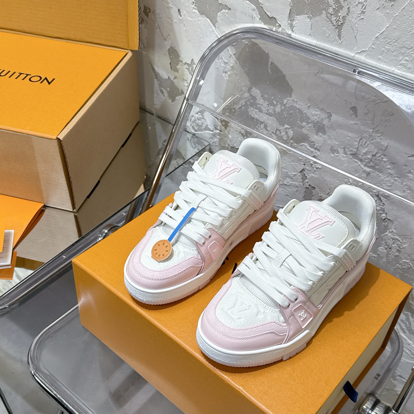 NO:928751,Women's size, the top version of the year's most popular LV trainer series casual sports sneakers, versatile and beautiful!  !  Original accurate CP!  Produced by the palace of fine craftsmanship, it is one of the most popular sports shoes nowadays. It combines sports aesthetics and advanced craftsmanship to create a new benchmark for urban style. Life Louis Vuitton. Every color, whether it is the shoe last or the details, is made with precision, infinitely close to ZP!  Original custom-made embossed grained calfskin (not commercially available microfiber leather, everyone needs to distinguish!) symmetrical old pattern washed denim; all accessories and accessories are customized according to the original version 1:1. Even the color matching of the shoelaces is customized 1:1. The original version has the same private mold TPU outsole. Many small and thoughtful designs must have the original version to be seen and done well. Quality lies in the details!  The original consistent chip tag, the induction goes directly to the LV official website (there is also a chip hidden on the tongue, dual induction, details) Purchase ceiling level, complete set of aircraft box packaging, please look for our quality, please pay attention to distinguish the currency materials on the market!  Size 35-40 (40 is custom-made and non-returnable), casual shoes/sports shoes, louis vuitton, louis vuitton, sneakers, cowhide19860909女码 顶级版本年度最爆LV trainer系列休闲运动板鞋 百搭颜值天花板 ！！ 原版精准CP！精细工艺殿堂级出品 时下最火的运动鞋没有之一,融合运动美学和高级工艺,打造都市型格新标杆人生路易 事业威登 每一个颜色无论是鞋楦还是细节都是精准的对应制作 无限接近ZP！原版订制压纹粒面小牛皮（非市面超纤皮 大家要区分！）对称老花纹水洗牛仔布；所有配件辅料都是按照原版1:1定制的 就连鞋带的配色都是1:1订做.原版一致私模TPU大底.很多心机小设计必须有原版才看得的到做的好,精品就是在于细节！原版一致芯片吊牌 感应直接进入lv 官网（鞋舌上也隐藏有芯片 双重感应 细节拉） 代购天花板级别 全套飞机盒包装 请认准我家品质 请注意区分市面通货材料！ 码数35-40（40定做不退换）,休闲鞋/运动鞋,louis vuitton,louis vuitton,sneakers,cowhide,Women's Shoes
