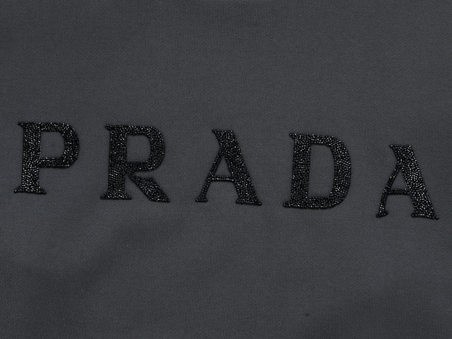 P165 PRAD*微宽版型
普拉达/25ss新款胸前亮片圆领卫衣,这款卫衣融运动风极简主义设计和精美细节于一身。拼接了进口家独家布料,前胸的Prada 涂珐琅金属徽标充满历史底蕴,搭配prada的金属更显品牌分量,极简主义的设计风格,把优雅风展露的一览无余!简约百搭的黑白纯色设计,男女款同款金属黑曜石徽标休闲,可以满足你对穿搭的所有要求,不挑性别与身材!客供进口材质制作而成,如丝光棉般爽滑轻薄的极致触感,穿着上身相当舒适亲肤,四季皆宜的基础百搭精品休闲宽松的版型裁剪,基础的针织罗纹拼接圆领设计,男女上身风格简约大气耐穿!三三标齐全
颜色 :黑色 蓝色 粉色 火山灰
尺码 :SMLXL