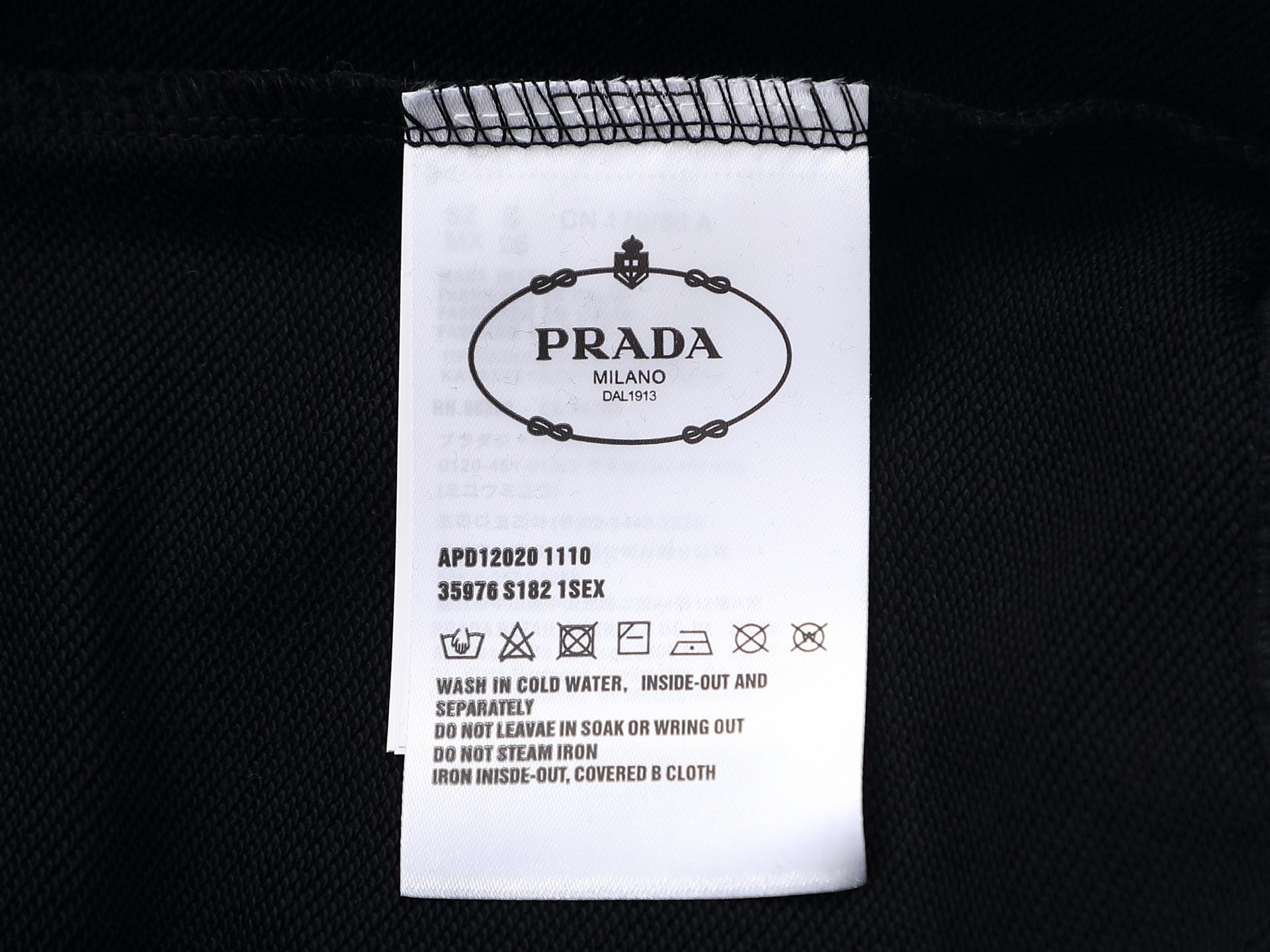 P165    PRAD*微宽版型
普拉达/25ss新款胸前亮片圆领卫衣，这款卫衣融运动风极简主义设计和精美细节于一身。拼接了进口家独家布料，前胸的Prada 涂珐琅金属徽标充满历史底蕴，搭配prada的金属更显品牌分量，极简主义的设计风格，把优雅风展露的一览无余！简约百搭的黑白纯色设计，男女款同款金属黑曜石徽标休闲，可以满足你对穿搭的所有要求，不挑性别与身材！客供进口材质制作而成，如丝光棉般爽滑轻薄的极致触感，穿着上身相当舒适亲肤，四季皆宜的基础百搭精品休闲宽松的版型裁剪，基础的针织罗纹拼接圆领设计，男女上身风格简约大气耐穿！三三标齐全
颜色 ：黑色 蓝色 粉色 火山灰
尺码 ：SMLXL