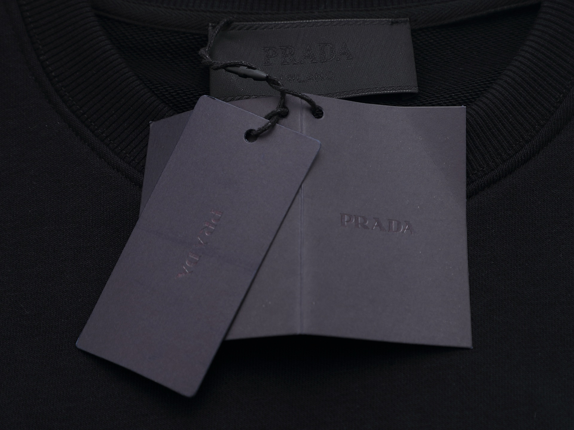 P165    PRAD*微宽版型
普拉达/25ss新款胸前亮片圆领卫衣，这款卫衣融运动风极简主义设计和精美细节于一身。拼接了进口家独家布料，前胸的Prada 涂珐琅金属徽标充满历史底蕴，搭配prada的金属更显品牌分量，极简主义的设计风格，把优雅风展露的一览无余！简约百搭的黑白纯色设计，男女款同款金属黑曜石徽标休闲，可以满足你对穿搭的所有要求，不挑性别与身材！客供进口材质制作而成，如丝光棉般爽滑轻薄的极致触感，穿着上身相当舒适亲肤，四季皆宜的基础百搭精品休闲宽松的版型裁剪，基础的针织罗纹拼接圆领设计，男女上身风格简约大气耐穿！三三标齐全
颜色 ：黑色 蓝色 粉色 火山灰
尺码 ：SMLXL