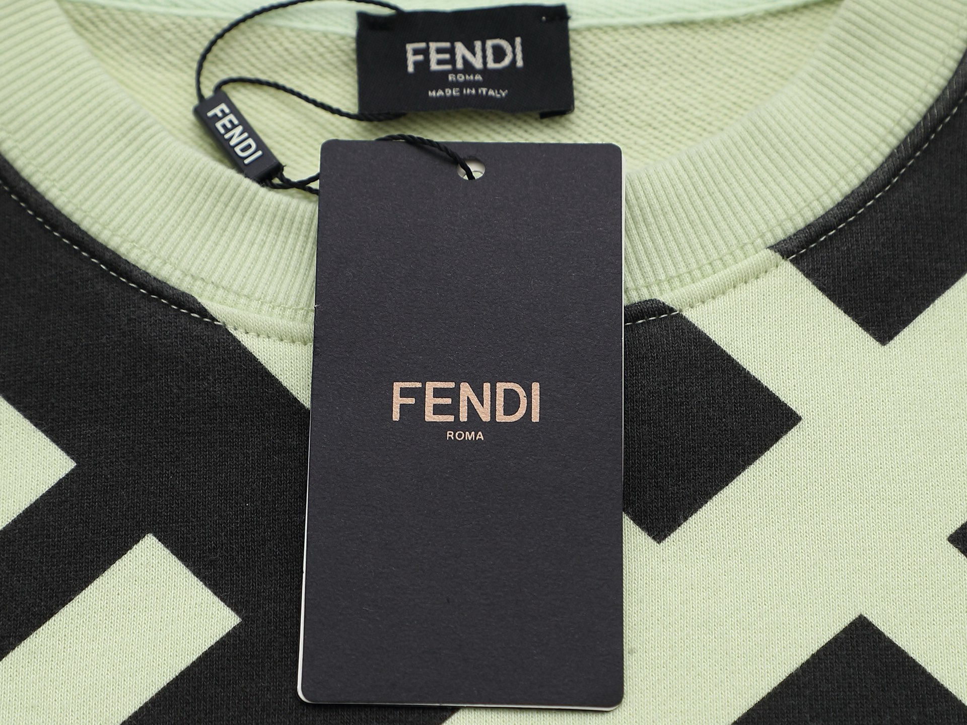 p165
FENDI 芬迪 双FF 字母印花工艺
Logo标识精致升级，灵感源自八十年代复古
原版面料 官方同款  圆领卫衣
定制420克同缸染面料  手感非常舒服  
春夏最新砖柜同步  时尚又个性 百搭好看的             男女都非常合适  人手必备款 
吊牌 领标 水洗麦 三标齐全
颜色: 蓝色 卡其色 绿色 粉色
尺码：SMLXL