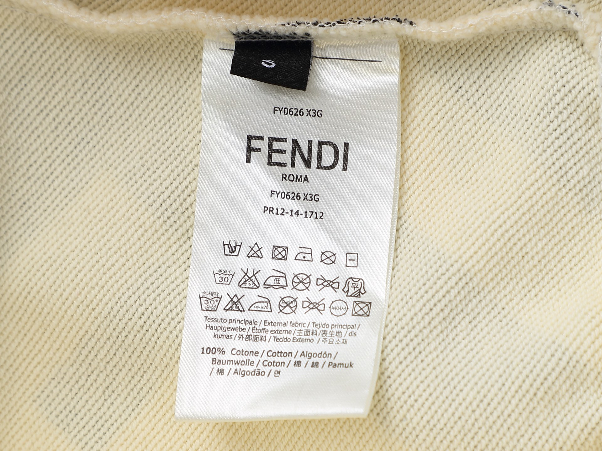 p165
FENDI 芬迪 双FF 字母印花工艺
Logo标识精致升级，灵感源自八十年代复古
原版面料 官方同款  圆领卫衣
定制420克同缸染面料  手感非常舒服  
春夏最新砖柜同步  时尚又个性 百搭好看的             男女都非常合适  人手必备款 
吊牌 领标 水洗麦 三标齐全
颜色: 蓝色 卡其色 绿色 粉色
尺码：SMLXL