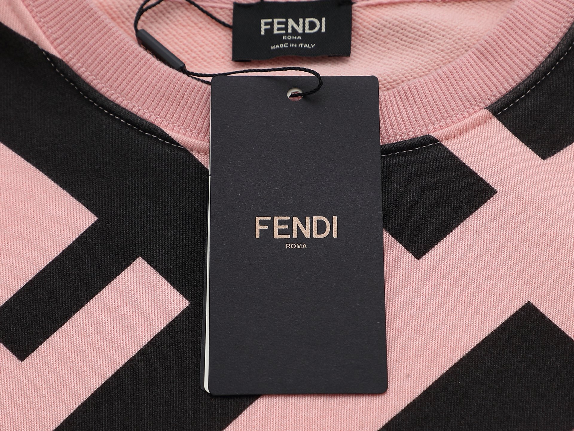 p165
FENDI 芬迪 双FF 字母印花工艺
Logo标识精致升级，灵感源自八十年代复古
原版面料 官方同款  圆领卫衣
定制420克同缸染面料  手感非常舒服  
春夏最新砖柜同步  时尚又个性 百搭好看的             男女都非常合适  人手必备款 
吊牌 领标 水洗麦 三标齐全
颜色: 蓝色 卡其色 绿色 粉色
尺码：SMLXL