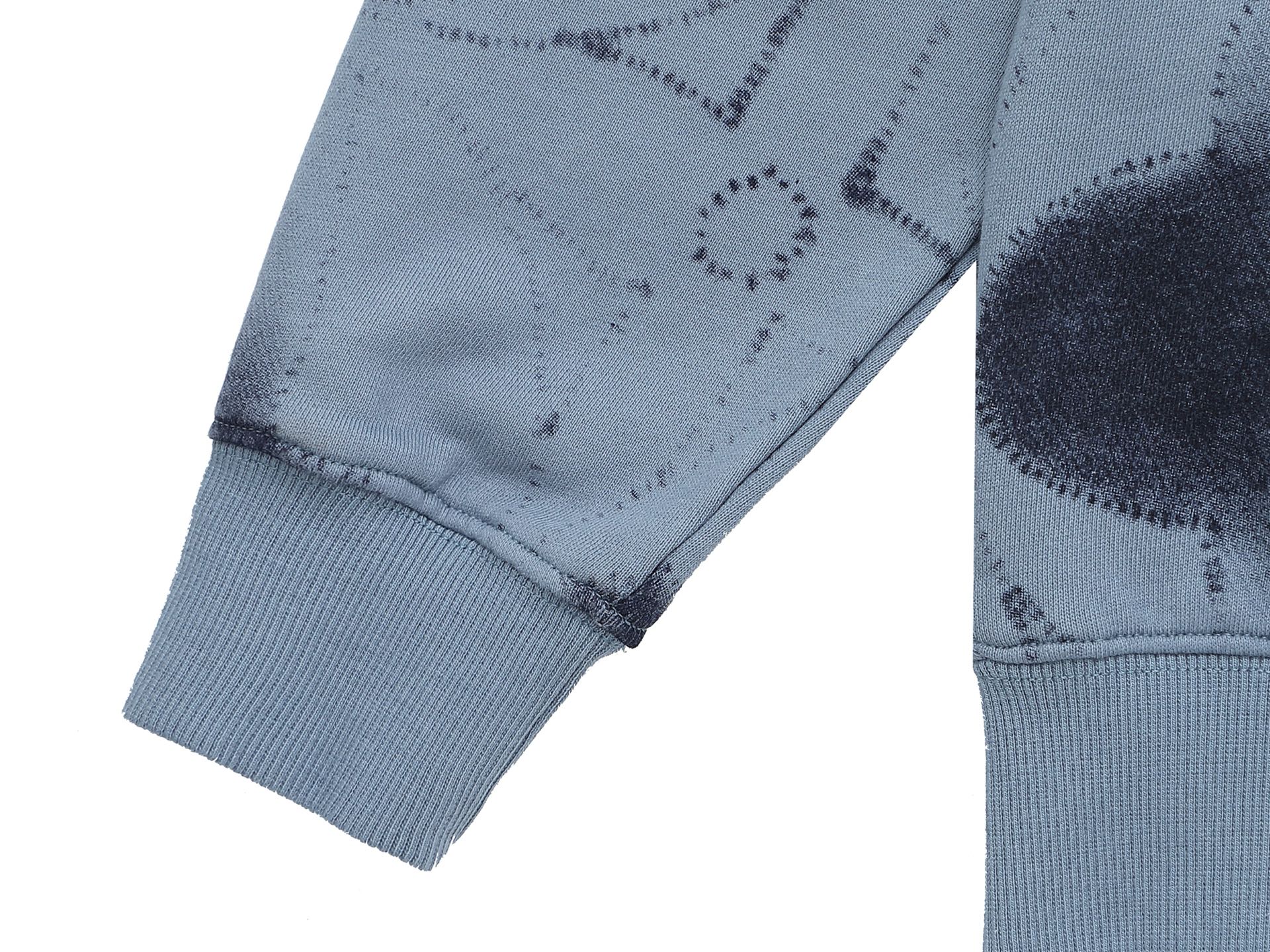 P165    Louis Vuitton  路易威登  1V  微宽版型
25SS  1V 新品专柜走秀款  满印logo圆领卫衣，男女同款！卫衣不在千篇一律的大众脸，而是一定要独特吸引人的眼球，这一款LV品相品质都在线，舒适度，一如既往的版型，时髦度，包括面料、裁剪工艺上，都是下足了功夫！420克洗水纯棉质面料，纯棉透气，日常穿着非常清爽穿感舒适，领口的罗纹针织平整紧密，随意折腾都不会领口歪斜，宽松版型，上身你就会发现真的好好看，整体极简利落，超级日常百搭！随随便便搭配一条裤子就是青春的样子，一件t恤就能为你的穿搭疯狂，绝不会出错的时髦单品
颜色： 粉色 绿色 蓝色 杏色
尺码：SMLXL