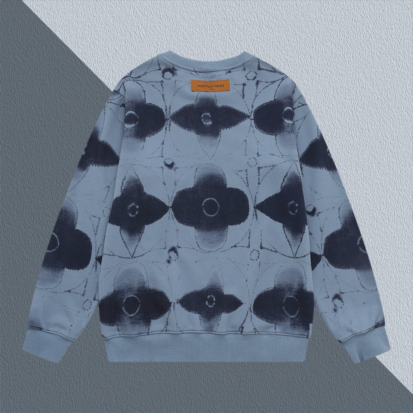 P165    Louis Vuitton  路易威登  1V  微宽版型
25SS  1V 新品专柜走秀款  满印logo圆领卫衣，男女同款！卫衣不在千篇一律的大众脸，而是一定要独特吸引人的眼球，这一款LV品相品质都在线，舒适度，一如既往的版型，时髦度，包括面料、裁剪工艺上，都是下足了功夫！420克洗水纯棉质面料，纯棉透气，日常穿着非常清爽穿感舒适，领口的罗纹针织平整紧密，随意折腾都不会领口歪斜，宽松版型，上身你就会发现真的好好看，整体极简利落，超级日常百搭！随随便便搭配一条裤子就是青春的样子，一件t恤就能为你的穿搭疯狂，绝不会出错的时髦单品
颜色： 粉色 绿色 蓝色 杏色
尺码：SMLXL
