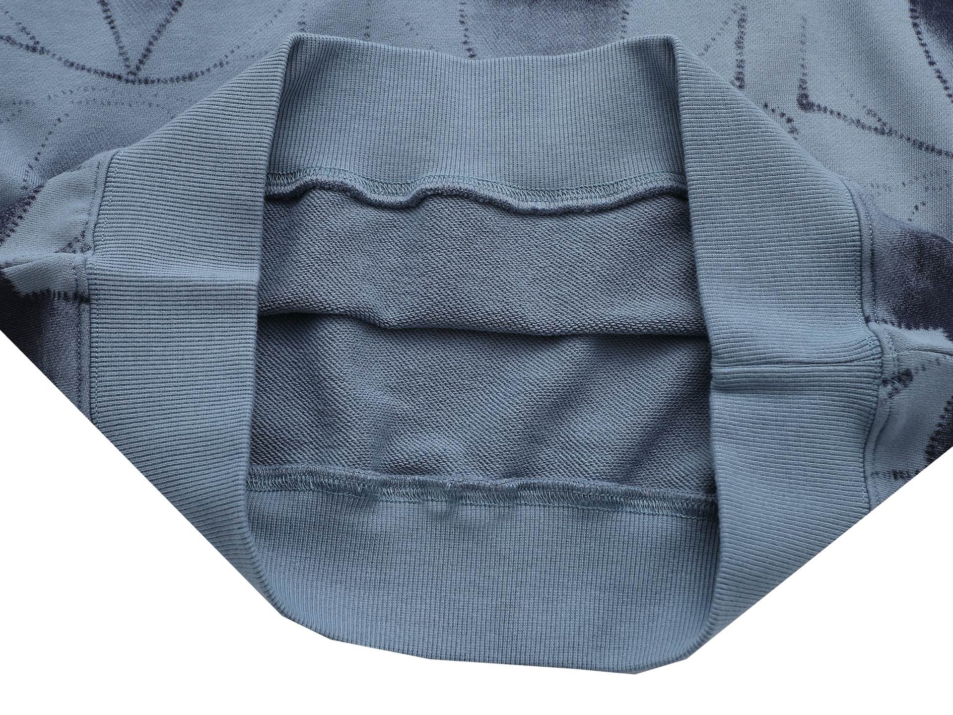 P165    Louis Vuitton  路易威登  1V  微宽版型
25SS  1V 新品专柜走秀款  满印logo圆领卫衣，男女同款！卫衣不在千篇一律的大众脸，而是一定要独特吸引人的眼球，这一款LV品相品质都在线，舒适度，一如既往的版型，时髦度，包括面料、裁剪工艺上，都是下足了功夫！420克洗水纯棉质面料，纯棉透气，日常穿着非常清爽穿感舒适，领口的罗纹针织平整紧密，随意折腾都不会领口歪斜，宽松版型，上身你就会发现真的好好看，整体极简利落，超级日常百搭！随随便便搭配一条裤子就是青春的样子，一件t恤就能为你的穿搭疯狂，绝不会出错的时髦单品
颜色： 粉色 绿色 蓝色 杏色
尺码：SMLXL