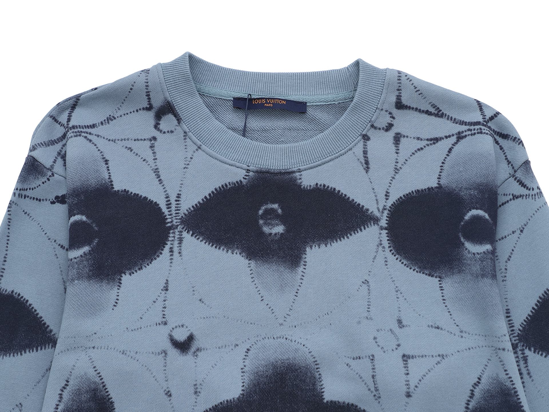 P165    Louis Vuitton  路易威登  1V  微宽版型
25SS  1V 新品专柜走秀款  满印logo圆领卫衣，男女同款！卫衣不在千篇一律的大众脸，而是一定要独特吸引人的眼球，这一款LV品相品质都在线，舒适度，一如既往的版型，时髦度，包括面料、裁剪工艺上，都是下足了功夫！420克洗水纯棉质面料，纯棉透气，日常穿着非常清爽穿感舒适，领口的罗纹针织平整紧密，随意折腾都不会领口歪斜，宽松版型，上身你就会发现真的好好看，整体极简利落，超级日常百搭！随随便便搭配一条裤子就是青春的样子，一件t恤就能为你的穿搭疯狂，绝不会出错的时髦单品
颜色： 粉色 绿色 蓝色 杏色
尺码：SMLXL