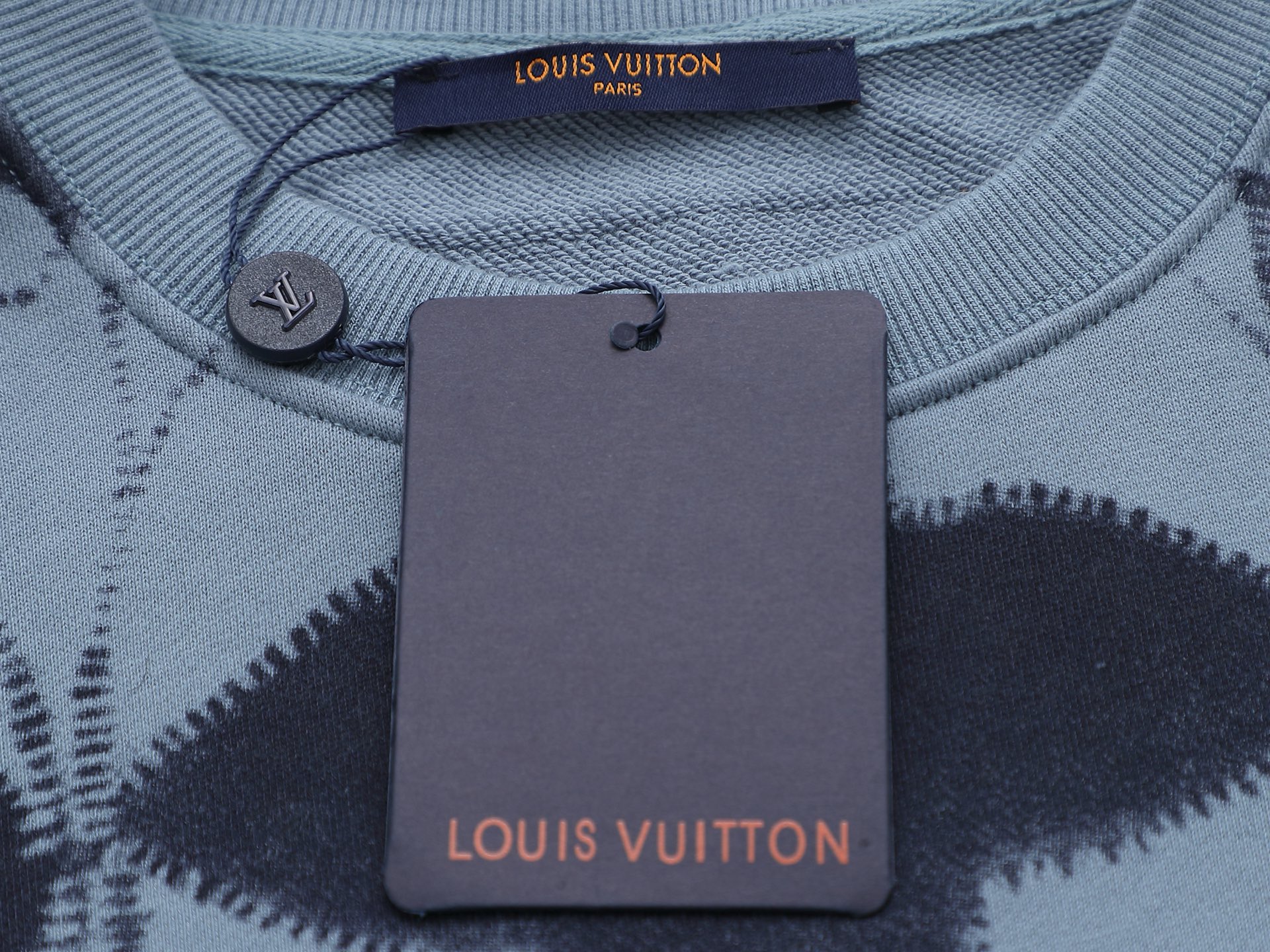 P165    Louis Vuitton  路易威登  1V  微宽版型
25SS  1V 新品专柜走秀款  满印logo圆领卫衣，男女同款！卫衣不在千篇一律的大众脸，而是一定要独特吸引人的眼球，这一款LV品相品质都在线，舒适度，一如既往的版型，时髦度，包括面料、裁剪工艺上，都是下足了功夫！420克洗水纯棉质面料，纯棉透气，日常穿着非常清爽穿感舒适，领口的罗纹针织平整紧密，随意折腾都不会领口歪斜，宽松版型，上身你就会发现真的好好看，整体极简利落，超级日常百搭！随随便便搭配一条裤子就是青春的样子，一件t恤就能为你的穿搭疯狂，绝不会出错的时髦单品
颜色： 粉色 绿色 蓝色 杏色
尺码：SMLXL