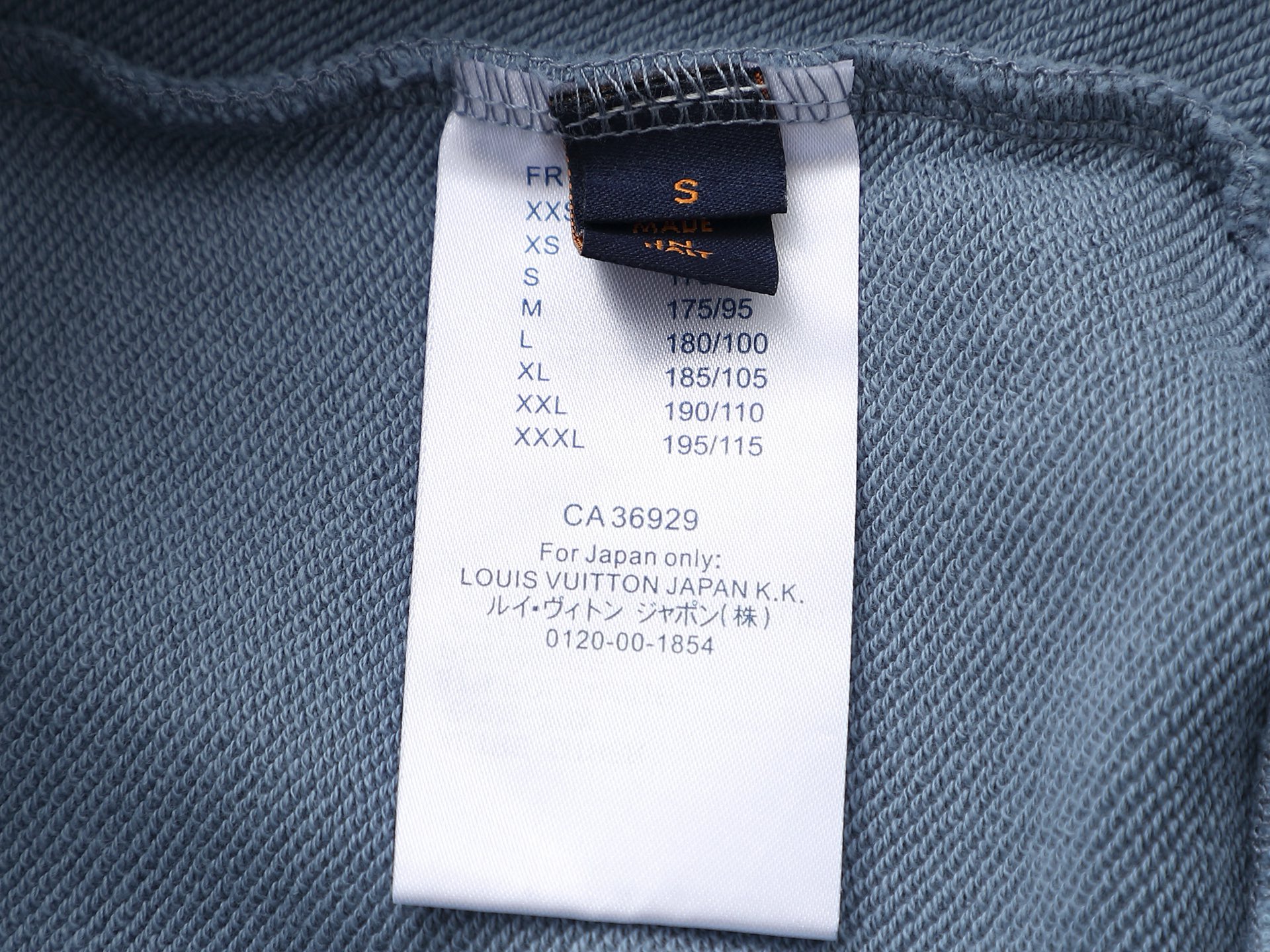 P165    Louis Vuitton  路易威登  1V  微宽版型
25SS  1V 新品专柜走秀款  满印logo圆领卫衣，男女同款！卫衣不在千篇一律的大众脸，而是一定要独特吸引人的眼球，这一款LV品相品质都在线，舒适度，一如既往的版型，时髦度，包括面料、裁剪工艺上，都是下足了功夫！420克洗水纯棉质面料，纯棉透气，日常穿着非常清爽穿感舒适，领口的罗纹针织平整紧密，随意折腾都不会领口歪斜，宽松版型，上身你就会发现真的好好看，整体极简利落，超级日常百搭！随随便便搭配一条裤子就是青春的样子，一件t恤就能为你的穿搭疯狂，绝不会出错的时髦单品
颜色： 粉色 绿色 蓝色 杏色
尺码：SMLXL