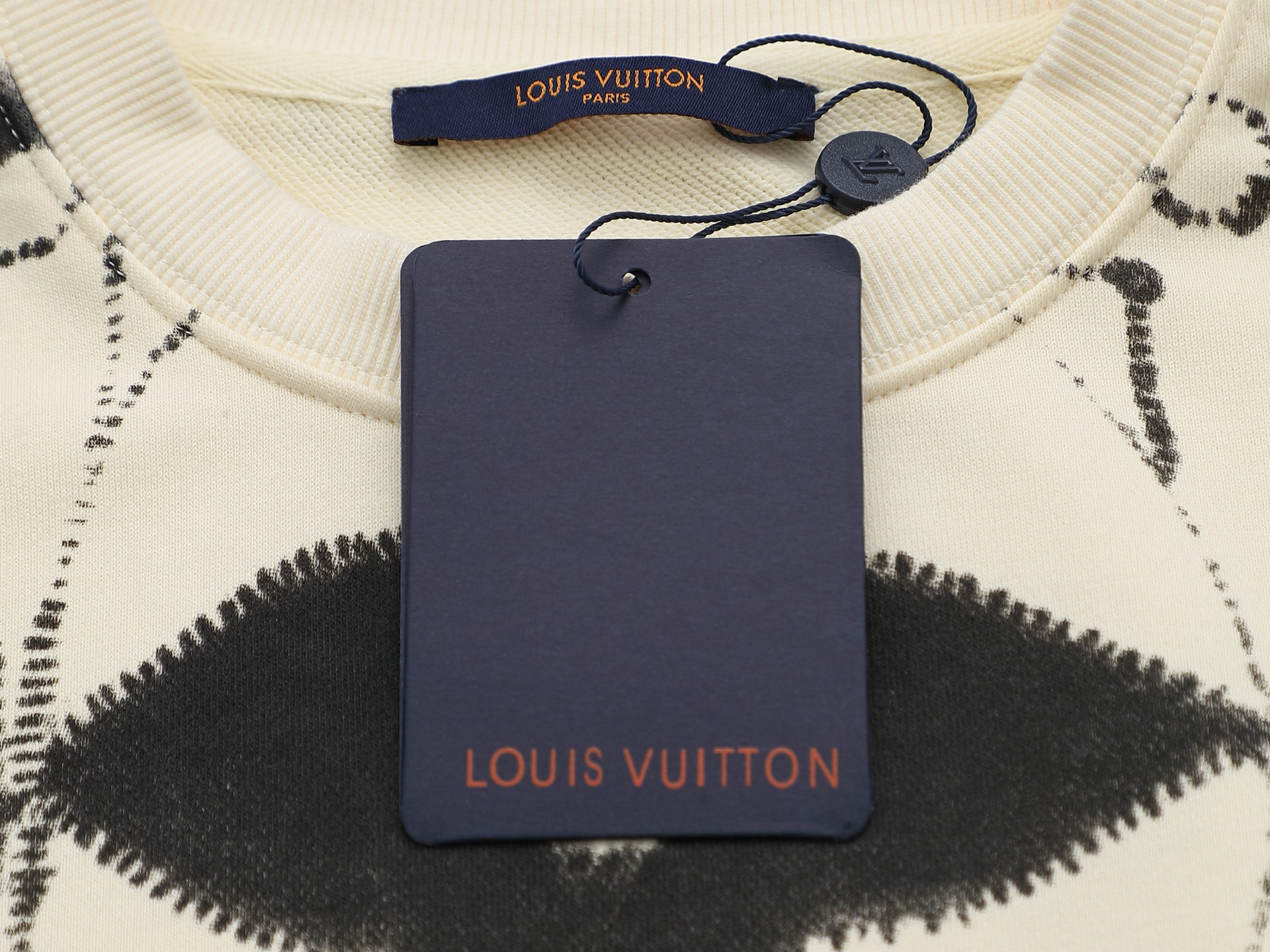 P165    Louis Vuitton  路易威登  1V  微宽版型
25SS  1V 新品专柜走秀款  满印logo圆领卫衣，男女同款！卫衣不在千篇一律的大众脸，而是一定要独特吸引人的眼球，这一款LV品相品质都在线，舒适度，一如既往的版型，时髦度，包括面料、裁剪工艺上，都是下足了功夫！420克洗水纯棉质面料，纯棉透气，日常穿着非常清爽穿感舒适，领口的罗纹针织平整紧密，随意折腾都不会领口歪斜，宽松版型，上身你就会发现真的好好看，整体极简利落，超级日常百搭！随随便便搭配一条裤子就是青春的样子，一件t恤就能为你的穿搭疯狂，绝不会出错的时髦单品
颜色： 粉色 绿色 蓝色 杏色
尺码：SMLXL
