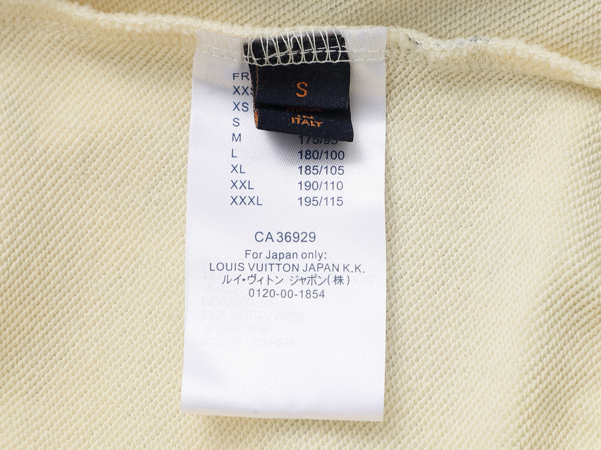 P165    Louis Vuitton  路易威登  1V  微宽版型
25SS  1V 新品专柜走秀款  满印logo圆领卫衣，男女同款！卫衣不在千篇一律的大众脸，而是一定要独特吸引人的眼球，这一款LV品相品质都在线，舒适度，一如既往的版型，时髦度，包括面料、裁剪工艺上，都是下足了功夫！420克洗水纯棉质面料，纯棉透气，日常穿着非常清爽穿感舒适，领口的罗纹针织平整紧密，随意折腾都不会领口歪斜，宽松版型，上身你就会发现真的好好看，整体极简利落，超级日常百搭！随随便便搭配一条裤子就是青春的样子，一件t恤就能为你的穿搭疯狂，绝不会出错的时髦单品
颜色： 粉色 绿色 蓝色 杏色
尺码：SMLXL