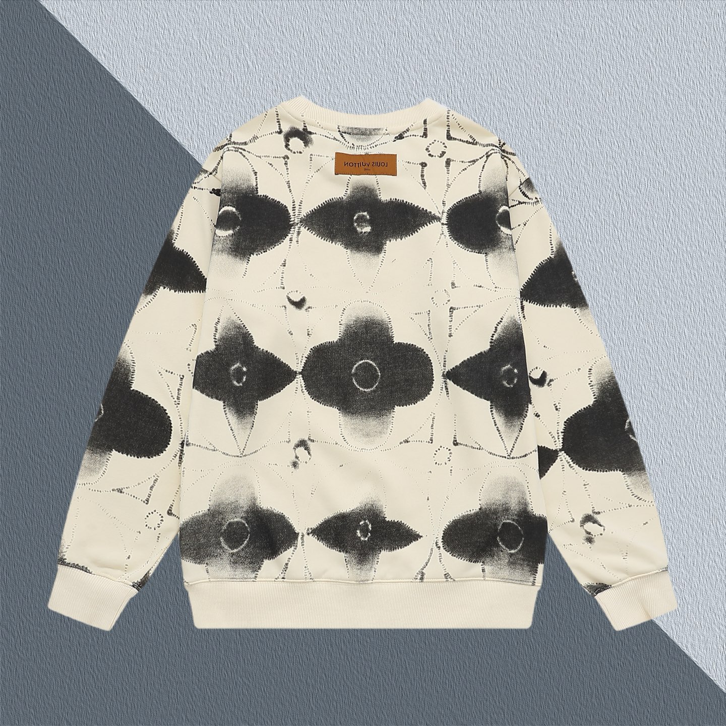 P165    Louis Vuitton  路易威登  1V  微宽版型
25SS  1V 新品专柜走秀款  满印logo圆领卫衣，男女同款！卫衣不在千篇一律的大众脸，而是一定要独特吸引人的眼球，这一款LV品相品质都在线，舒适度，一如既往的版型，时髦度，包括面料、裁剪工艺上，都是下足了功夫！420克洗水纯棉质面料，纯棉透气，日常穿着非常清爽穿感舒适，领口的罗纹针织平整紧密，随意折腾都不会领口歪斜，宽松版型，上身你就会发现真的好好看，整体极简利落，超级日常百搭！随随便便搭配一条裤子就是青春的样子，一件t恤就能为你的穿搭疯狂，绝不会出错的时髦单品
颜色： 粉色 绿色 蓝色 杏色
尺码：SMLXL