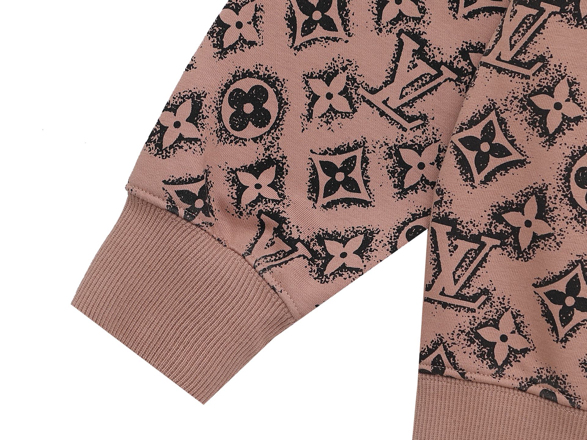 P165 Louis Vuitton 路易威登 1V 微宽版型
25SS 1V 新品专柜走秀款 满印logo圆领卫衣,男女同款!卫衣不在千篇一律的大众脸,而是一定要独特吸引人的眼球,这一款LV品相品质都在线,舒适度,一如既往的版型,时髦度,包括面料、裁剪工艺上,都是下足了功夫!420克洗水纯棉质面料,纯棉透气,日常穿着非常清爽穿感舒适,领口的罗纹针织平整紧密,随意折腾都不会领口歪斜,宽松版型,上身你就会发现真的好好看,整体极简利落,超级日常百搭!随随便便搭配一条裤子就是青春的样子,一件t恤就能为你的穿搭疯狂,绝不会出错的时髦单品
颜色: 紫 绿 咖 杏
尺码:SMLXL
