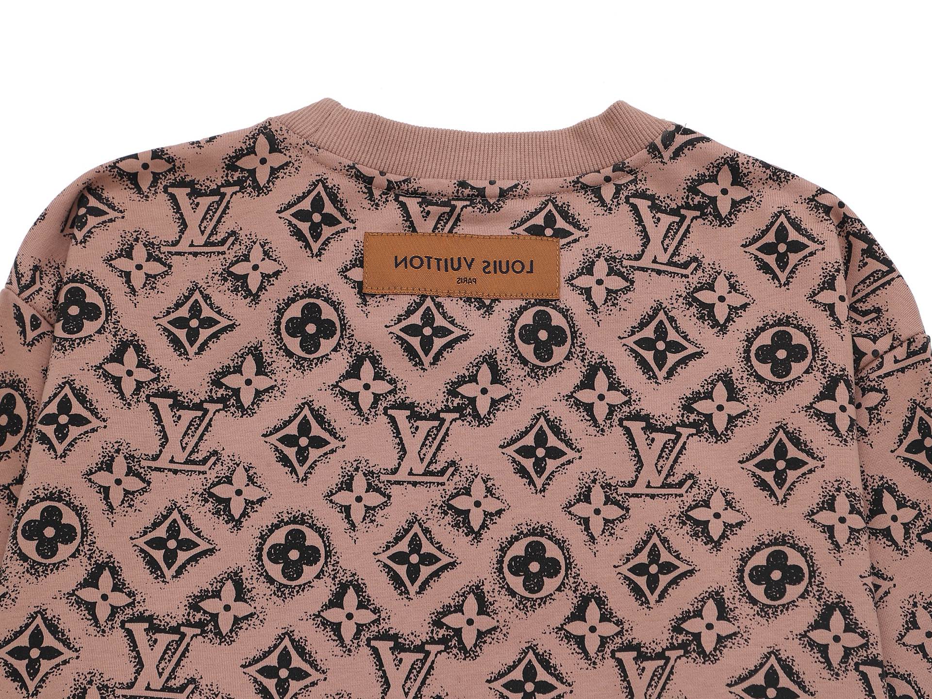 P165 Louis Vuitton 路易威登 1V 微宽版型
25SS 1V 新品专柜走秀款 满印logo圆领卫衣,男女同款!卫衣不在千篇一律的大众脸,而是一定要独特吸引人的眼球,这一款LV品相品质都在线,舒适度,一如既往的版型,时髦度,包括面料、裁剪工艺上,都是下足了功夫!420克洗水纯棉质面料,纯棉透气,日常穿着非常清爽穿感舒适,领口的罗纹针织平整紧密,随意折腾都不会领口歪斜,宽松版型,上身你就会发现真的好好看,整体极简利落,超级日常百搭!随随便便搭配一条裤子就是青春的样子,一件t恤就能为你的穿搭疯狂,绝不会出错的时髦单品
颜色: 紫 绿 咖 杏
尺码:SMLXL