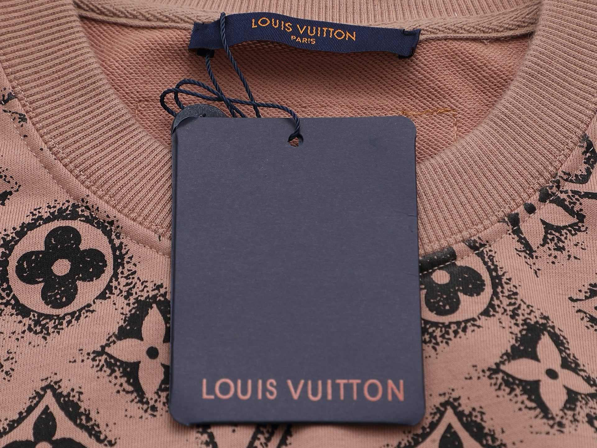 P165 Louis Vuitton 路易威登 1V 微宽版型
25SS 1V 新品专柜走秀款 满印logo圆领卫衣,男女同款!卫衣不在千篇一律的大众脸,而是一定要独特吸引人的眼球,这一款LV品相品质都在线,舒适度,一如既往的版型,时髦度,包括面料、裁剪工艺上,都是下足了功夫!420克洗水纯棉质面料,纯棉透气,日常穿着非常清爽穿感舒适,领口的罗纹针织平整紧密,随意折腾都不会领口歪斜,宽松版型,上身你就会发现真的好好看,整体极简利落,超级日常百搭!随随便便搭配一条裤子就是青春的样子,一件t恤就能为你的穿搭疯狂,绝不会出错的时髦单品
颜色: 紫 绿 咖 杏
尺码:SMLXL