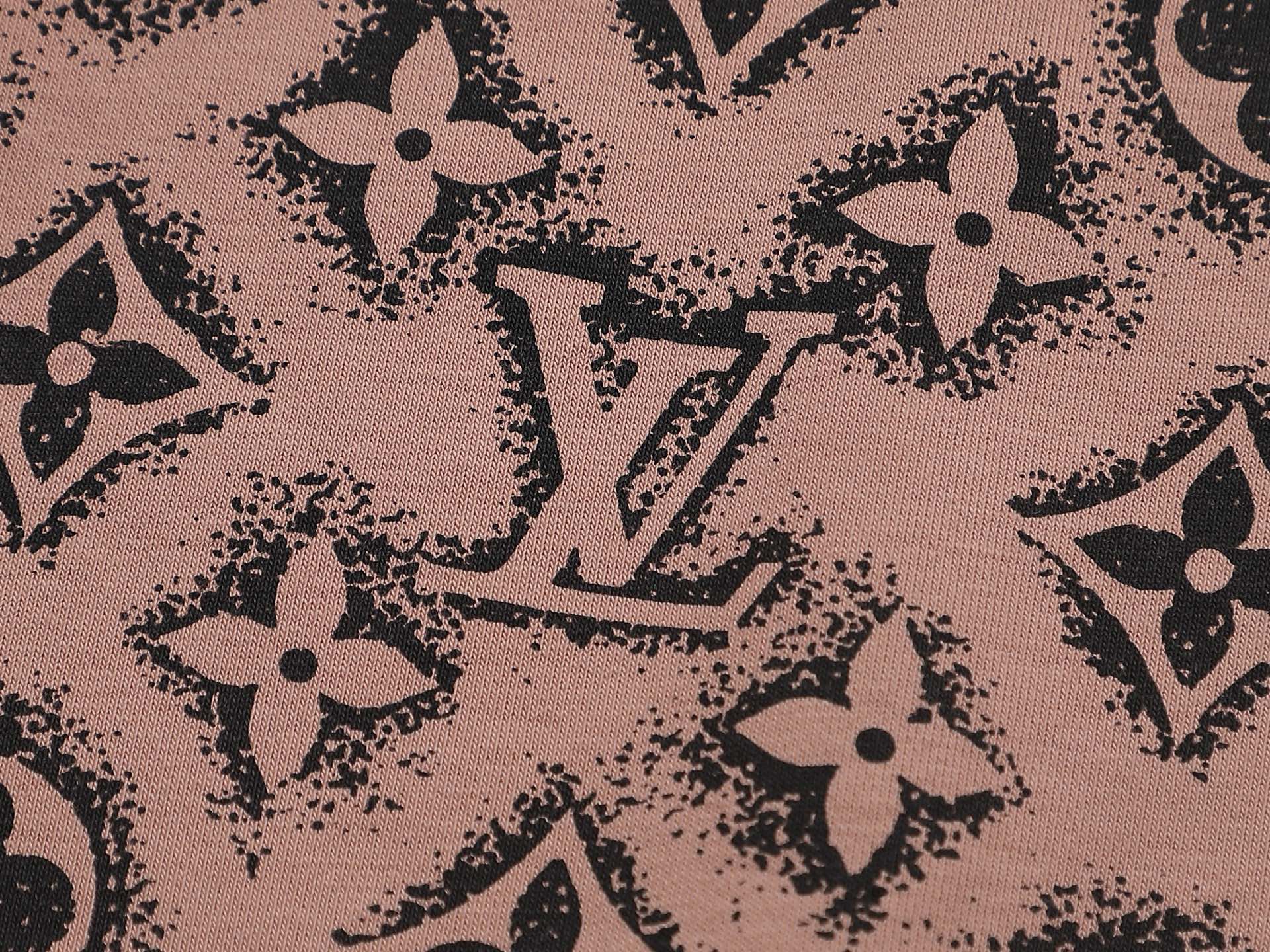 P165 Louis Vuitton 路易威登 1V 微宽版型
25SS 1V 新品专柜走秀款 满印logo圆领卫衣,男女同款!卫衣不在千篇一律的大众脸,而是一定要独特吸引人的眼球,这一款LV品相品质都在线,舒适度,一如既往的版型,时髦度,包括面料、裁剪工艺上,都是下足了功夫!420克洗水纯棉质面料,纯棉透气,日常穿着非常清爽穿感舒适,领口的罗纹针织平整紧密,随意折腾都不会领口歪斜,宽松版型,上身你就会发现真的好好看,整体极简利落,超级日常百搭!随随便便搭配一条裤子就是青春的样子,一件t恤就能为你的穿搭疯狂,绝不会出错的时髦单品
颜色: 紫 绿 咖 杏
尺码:SMLXL