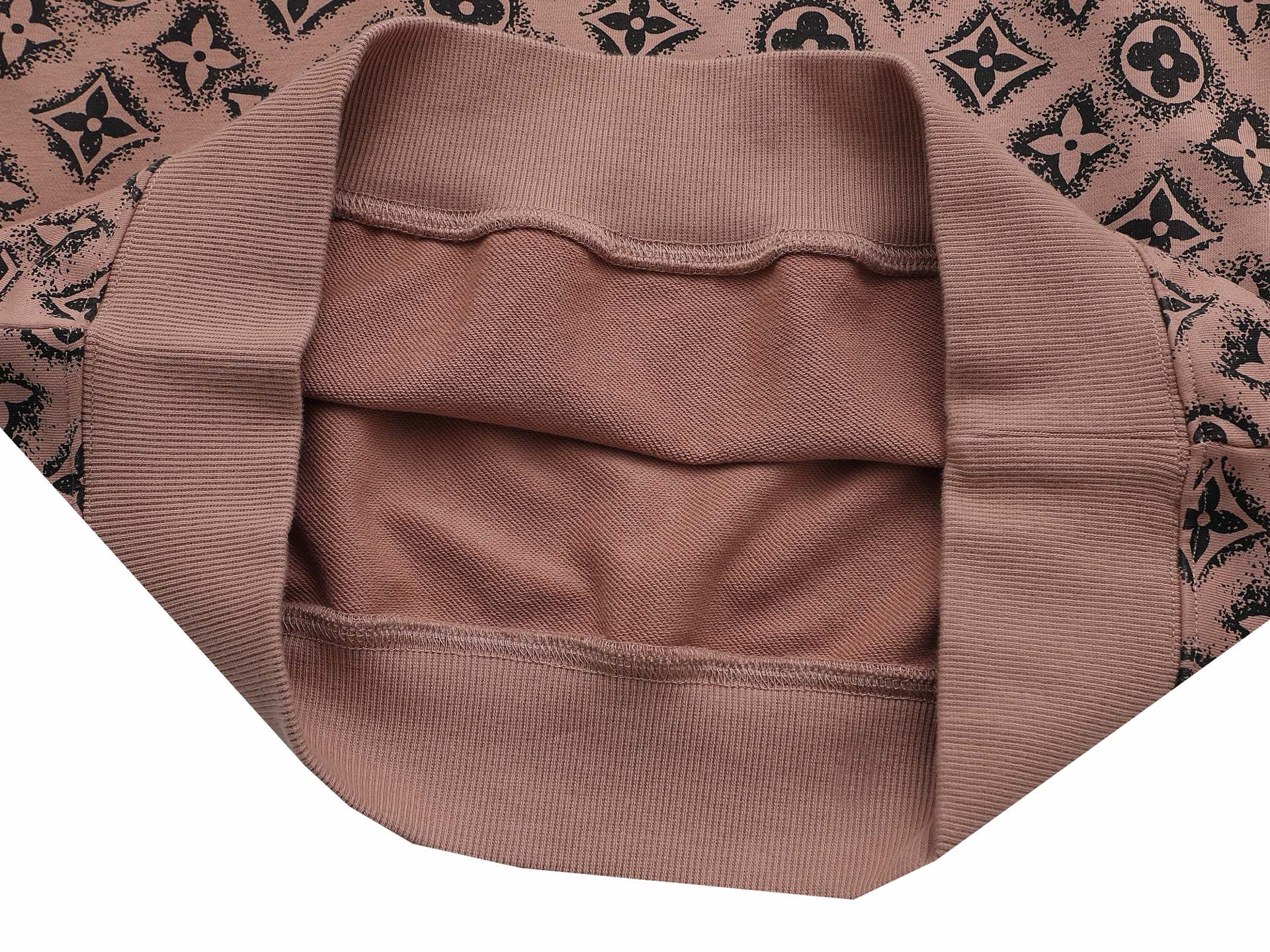 P165 Louis Vuitton 路易威登 1V 微宽版型
25SS 1V 新品专柜走秀款 满印logo圆领卫衣,男女同款!卫衣不在千篇一律的大众脸,而是一定要独特吸引人的眼球,这一款LV品相品质都在线,舒适度,一如既往的版型,时髦度,包括面料、裁剪工艺上,都是下足了功夫!420克洗水纯棉质面料,纯棉透气,日常穿着非常清爽穿感舒适,领口的罗纹针织平整紧密,随意折腾都不会领口歪斜,宽松版型,上身你就会发现真的好好看,整体极简利落,超级日常百搭!随随便便搭配一条裤子就是青春的样子,一件t恤就能为你的穿搭疯狂,绝不会出错的时髦单品
颜色: 紫 绿 咖 杏
尺码:SMLXL