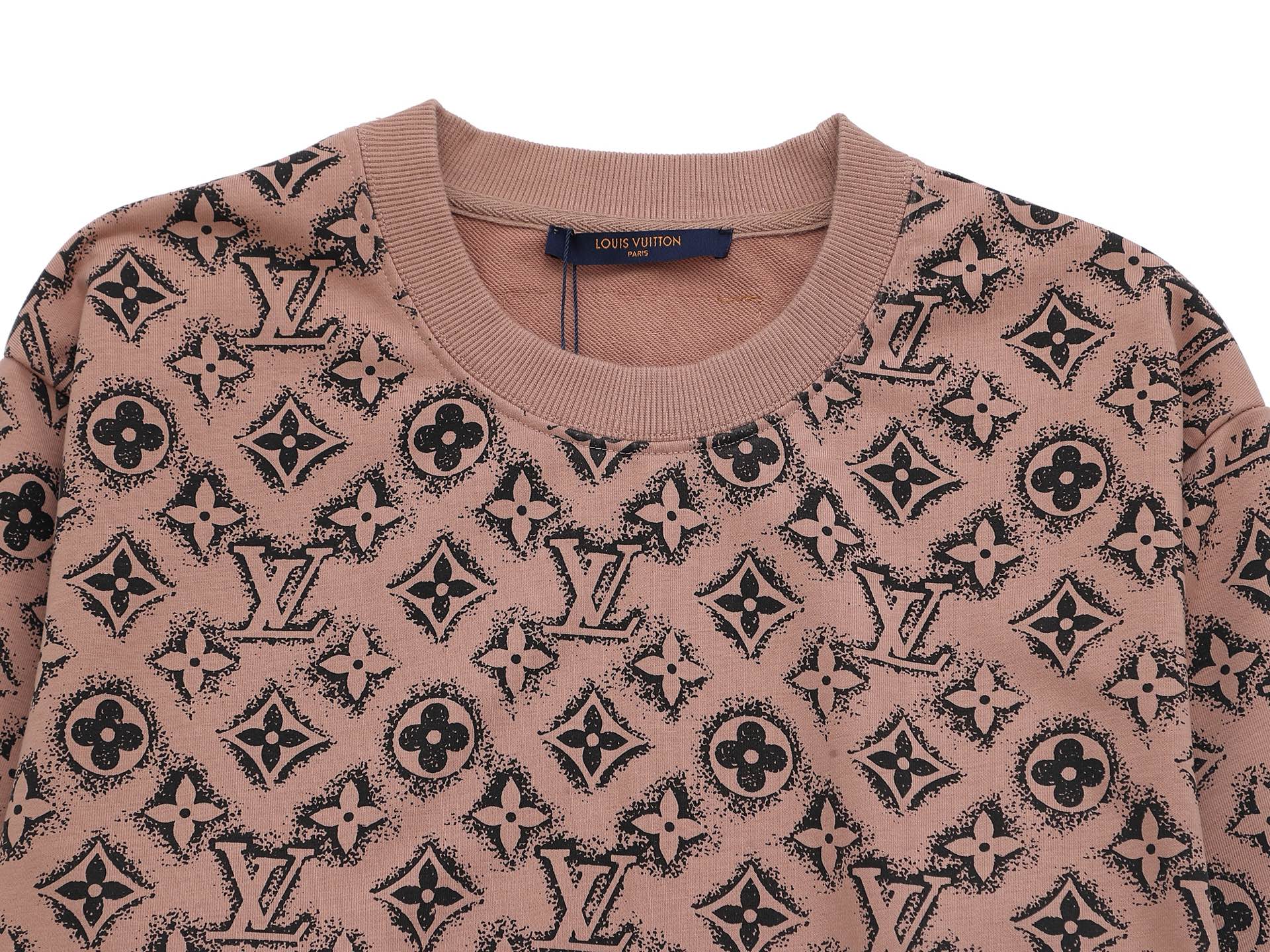 P165 Louis Vuitton 路易威登 1V 微宽版型
25SS 1V 新品专柜走秀款 满印logo圆领卫衣,男女同款!卫衣不在千篇一律的大众脸,而是一定要独特吸引人的眼球,这一款LV品相品质都在线,舒适度,一如既往的版型,时髦度,包括面料、裁剪工艺上,都是下足了功夫!420克洗水纯棉质面料,纯棉透气,日常穿着非常清爽穿感舒适,领口的罗纹针织平整紧密,随意折腾都不会领口歪斜,宽松版型,上身你就会发现真的好好看,整体极简利落,超级日常百搭!随随便便搭配一条裤子就是青春的样子,一件t恤就能为你的穿搭疯狂,绝不会出错的时髦单品
颜色: 紫 绿 咖 杏
尺码:SMLXL