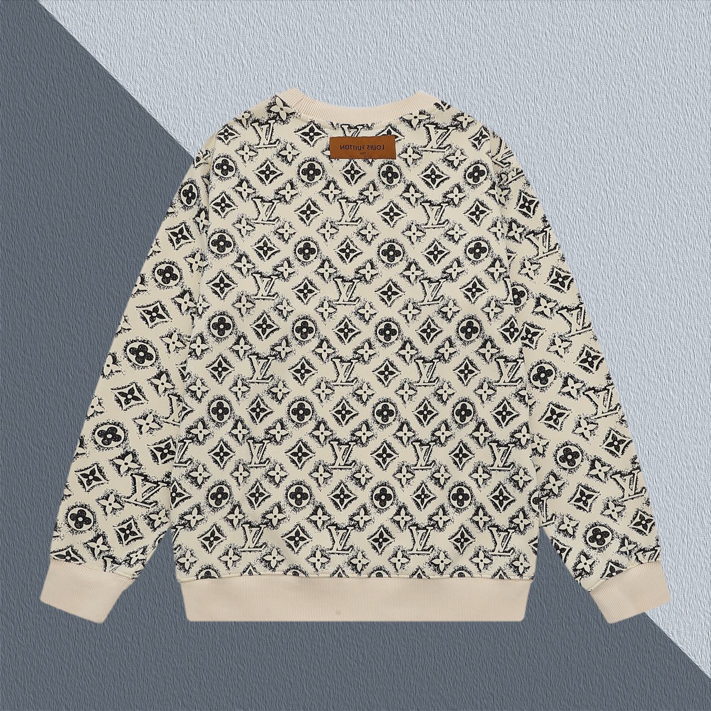 P165 Louis Vuitton 路易威登 1V 微宽版型
25SS 1V 新品专柜走秀款 满印logo圆领卫衣,男女同款!卫衣不在千篇一律的大众脸,而是一定要独特吸引人的眼球,这一款LV品相品质都在线,舒适度,一如既往的版型,时髦度,包括面料、裁剪工艺上,都是下足了功夫!420克洗水纯棉质面料,纯棉透气,日常穿着非常清爽穿感舒适,领口的罗纹针织平整紧密,随意折腾都不会领口歪斜,宽松版型,上身你就会发现真的好好看,整体极简利落,超级日常百搭!随随便便搭配一条裤子就是青春的样子,一件t恤就能为你的穿搭疯狂,绝不会出错的时髦单品
颜色: 紫 绿 咖 杏
尺码:SMLXL