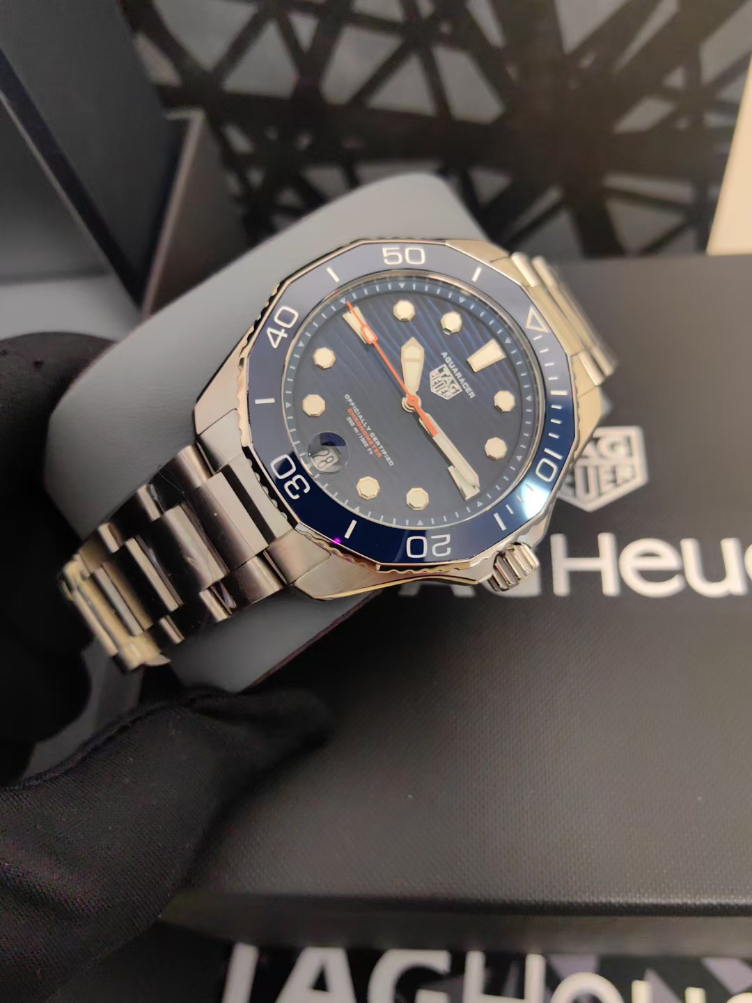 NO:728220,Original Tagheuer, the new TAG Heuer Aquaracer series mechanical watch!  Wave pattern super luminous dial. Stainless steel brushed case with one-way rotating ceramic ring. Sapphire mirror coated with colorless crystal film for clearer view. 6-digit calendar window with built-in convex magnification. Super two-color luminous hands. The bottom cover uses front screws to achieve a traceless effect. Stainless steel strap with push-button telescopic adjustable length and short folding buckle. Swiss mechanical movement. One watch, one code and one card. Comes with packaging box.,,tag heue19860909Original Tagheuer,新款泰格豪雅竞潜系列机械表！ 波浪纹超级夜光表盘.精钢拉砂表壳配单向旋转陶瓷圈.蓝宝石镜面镀无色晶透膜更清晰,6字位日历窗内嵌凸透放大,超强双色夜光指针,底盖采用正面拧螺丝,达到无痕效果,精钢表带配按扭式伸缩可调长短折叠新款表扣,瑞士机械机芯,一表一码一卡配包装盒.,,tag heue,Watch